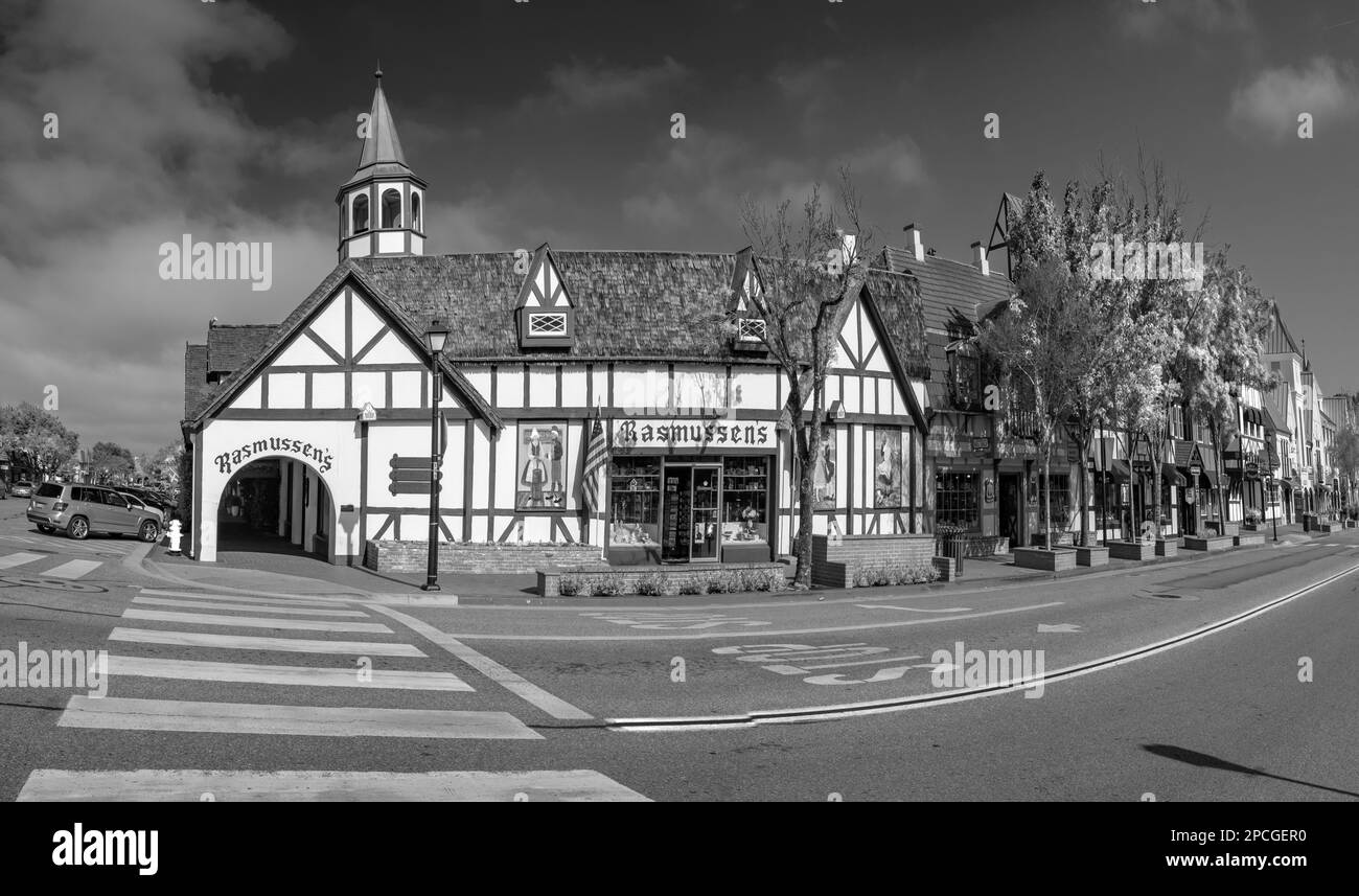 Solvang, California, USA - 22. APRIL 2019: Alte Hauptstraße in der historischen Innenstadt von Solvang, Santa Ynez Valley in Santa Barbara County. Ein dänisches Dorf i Stockfoto