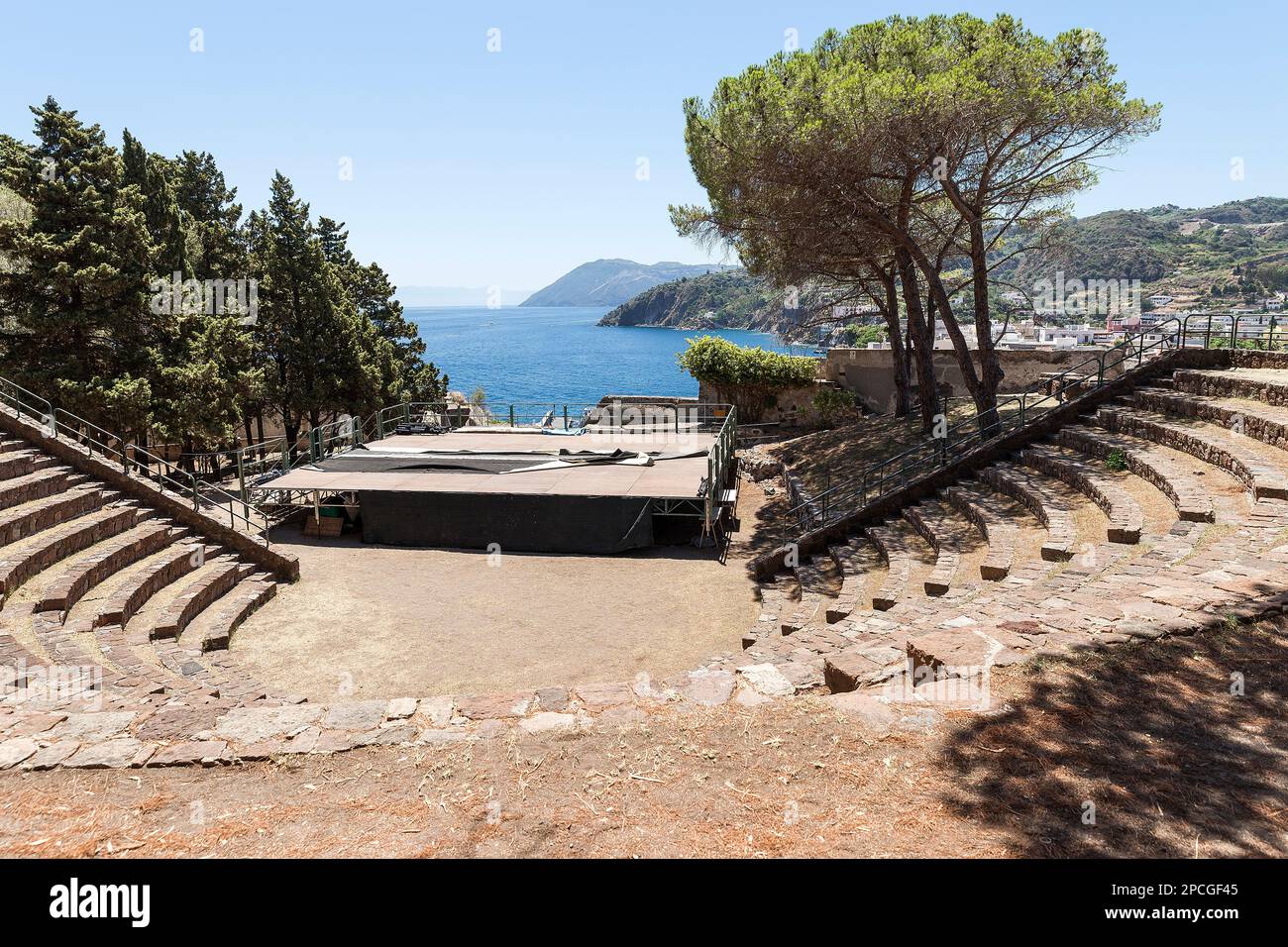 Landschaften des „Sarcofagi“ und des griechischen Theaters in Lipari, Provinz Messina, Italien. Stockfoto
