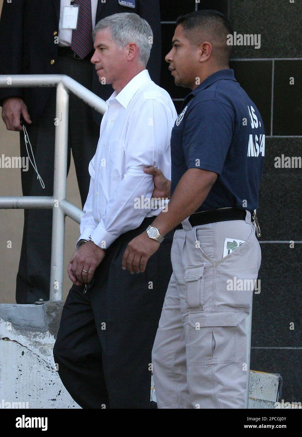 Former Enron executive Andrew Fastow, left, leaves the federal court in Houston in chains Tuesday, Sept. 26, 2006 after being sentenced to six years in prison for his role in the energy company's stunning collapse. (AP Photo/Pat Sullivan) Stockfoto