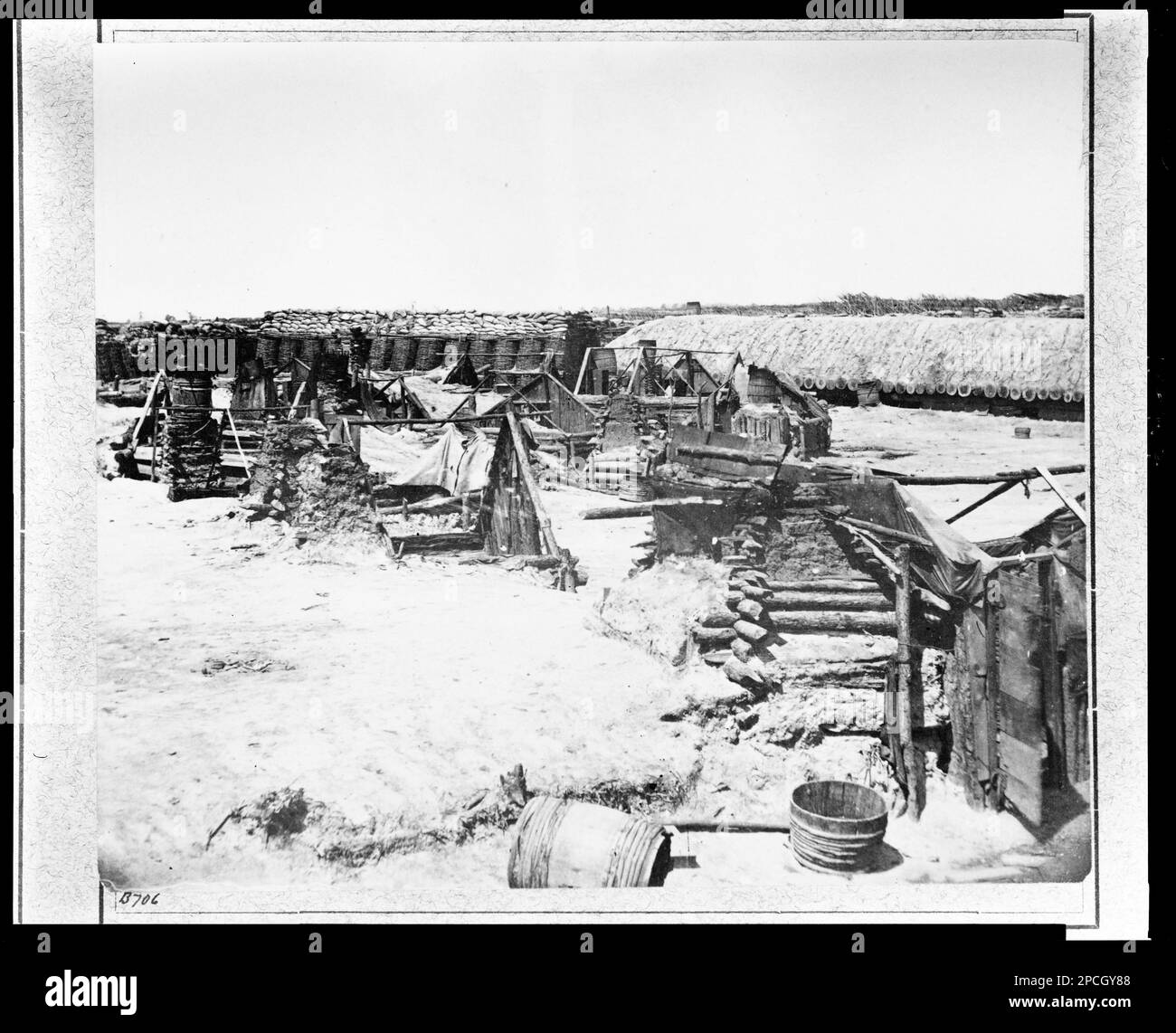 Dieses Foto zeigt Fort Rice, eine wichtige militärische Festung während des Bürgerkriegs in Petersburg, Virginia. Seine strategische Bedeutung spiegelt sich in den intensiven Kämpfen in der Umgebung wider. Die Festung spielte eine wichtige Rolle bei der Verteidigung der Hauptstadt der Konföderierten von Richmond sowie bei der Aufrechterhaltung der Kontrolle über das wichtige Transportzentrum von Petersburg. Stockfoto