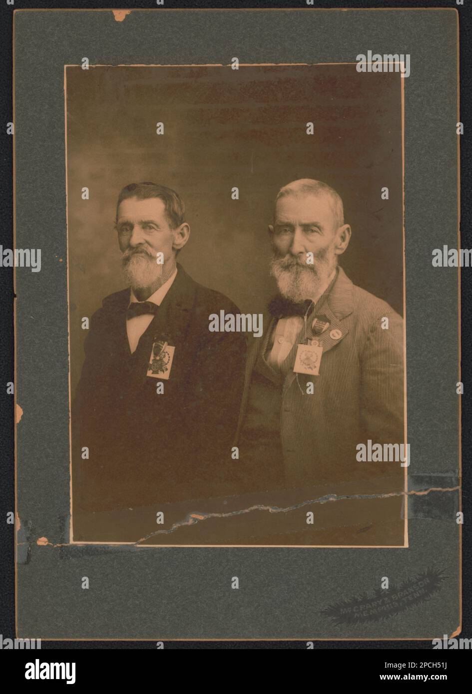 Zwei nicht identifizierte Veteranen aus dem Bürgerkrieg trugen Abzeichen für das United Confederate Veterans Reunion 1901 in Memphis, Tennessee. / McCrary & Branson, Memphis, Tennessee... Liljenquist Family Sammlung von Bürgerkriegsfotos, pp/liljvet. United Confederate Veterans, People, 1900-1910, Confederate States of America, Army, People, 1900-1910, Veterans, Confederate, 1900-1910, Usa, Geschichte, Bürgerkrieg, 1861-1865, Veteranen, Konföderierte. Stockfoto