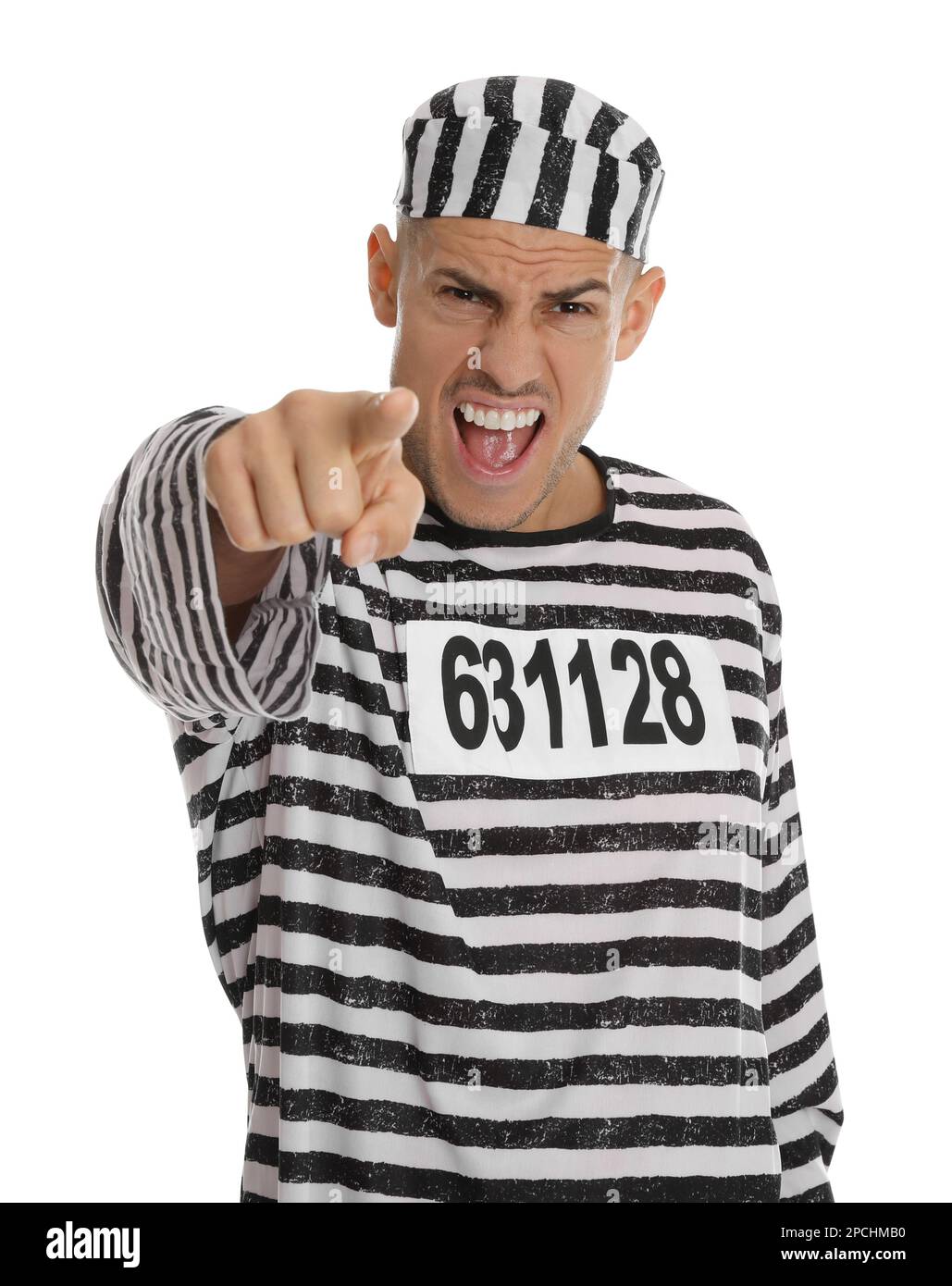 Emotionaler Gefangener in gestreifter Uniform, der auf die Kamera auf weißem Hintergrund zeigt Stockfoto