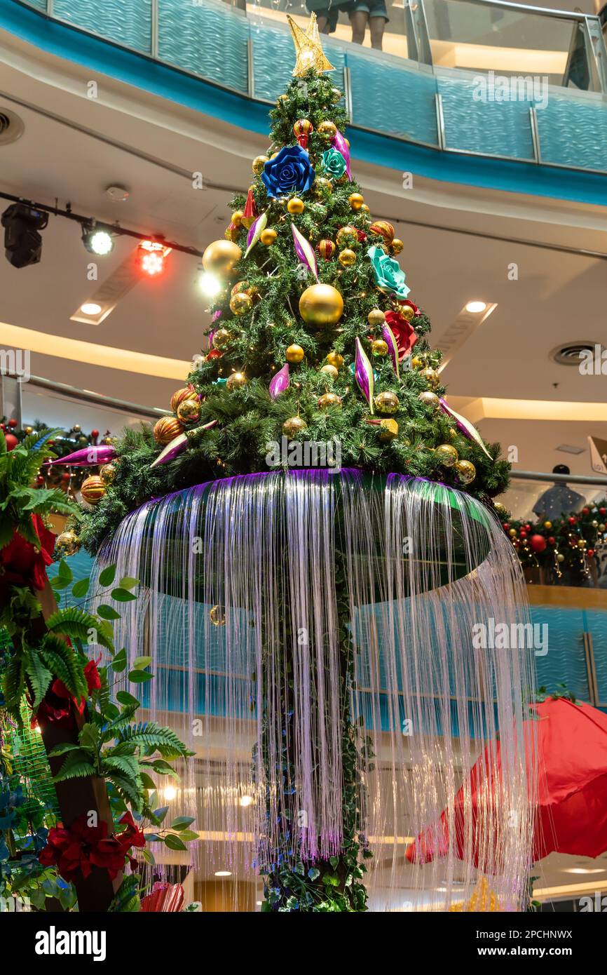 Wunderschöne Weihnachtsdekoration im Einkaufszentrum Sunway Pyramid. Man kann sehen, wie man sich umsieht und einkauft. Stockfoto