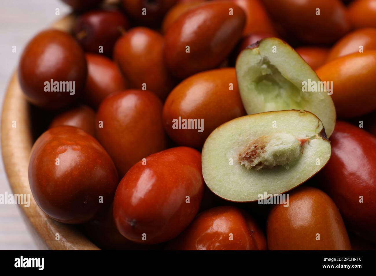 Frische Ziziphus-Jujuba-Früchte in der Schüssel, Nahaufnahme Stockfoto