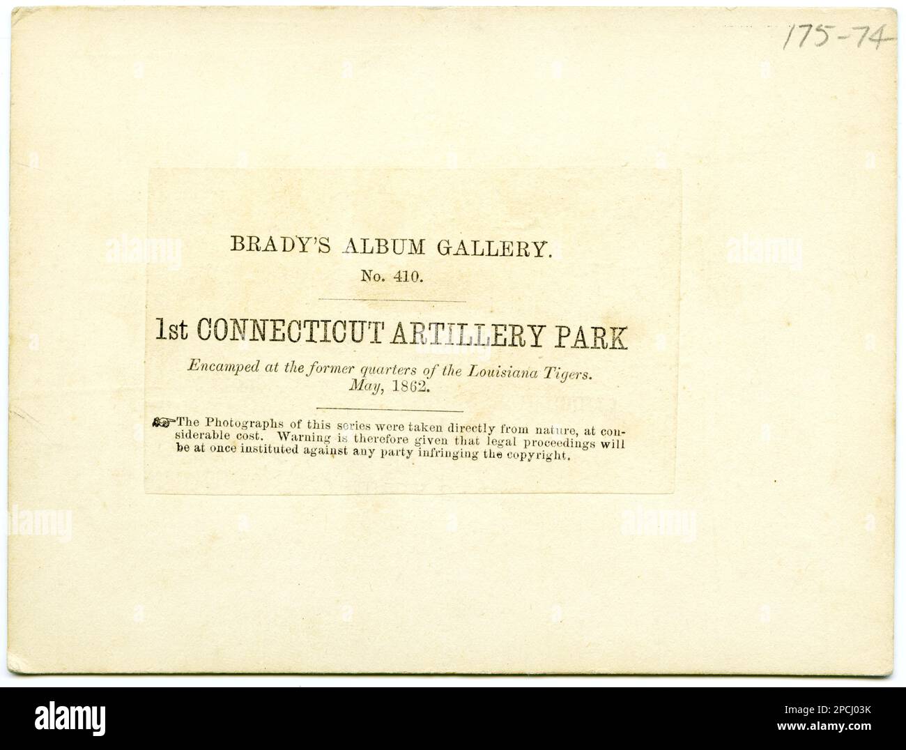 1. Connecticut Artillery Park, der in den ehemaligen Vierteln der Louisiana Tigers untergebracht ist. Der erste Artilleriepark in Connecticut, der in den ehemaligen Vierteln der Louisiana Tigers untergebracht ist. Bradys Album-Galerie, nein 410, Titel von Element, Zugangsbox Nr. DLC/PP-1974:175, entsprechendes ursprüngliches Negativ ist LC-B811-2358. USA, Geschichte, Bürgerkrieg, 1861-1865, Militärpersonal, Union, Militärlager, Union, Virginia, Yorktown, 1860-1870, Soldaten, Union, 1860-1870, Kanonen, 1860-1870. Stockfoto