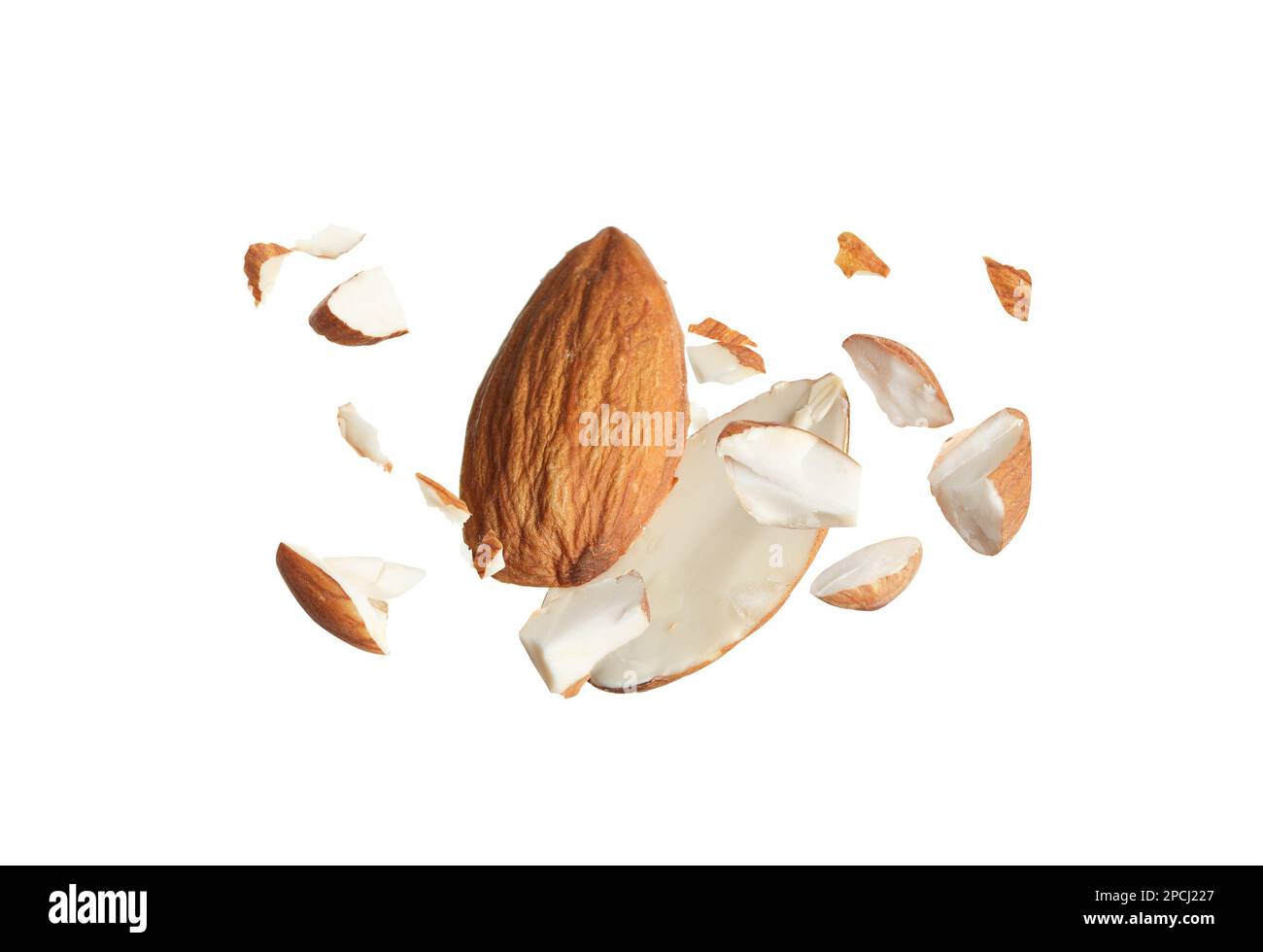 Leckere Mandelstücke auf weißem Hintergrund Stockfoto