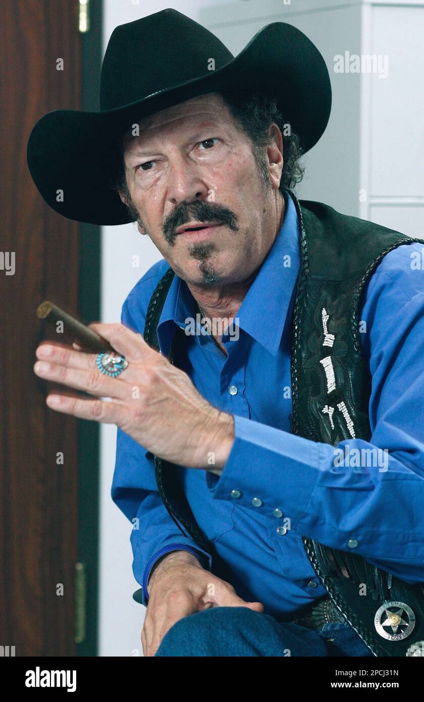 Texas Independent gubernatorial candidate Kinky Friedman speaks during an interview in the Associated Press bureau Wednesday, Sept. 13, 2006, in Austin, Texas. It is one of a series of discussions the AP is conducting with the Texas gubernatorial candidates. (AP Photo/Harry Cabluck) Stockfoto