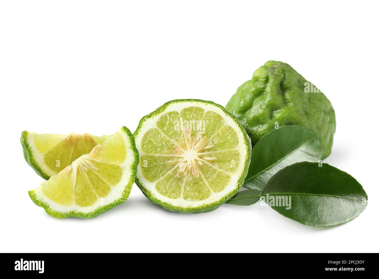 Frische reife Bergamotten und grüne Blätter auf weißem Hintergrund Stockfoto