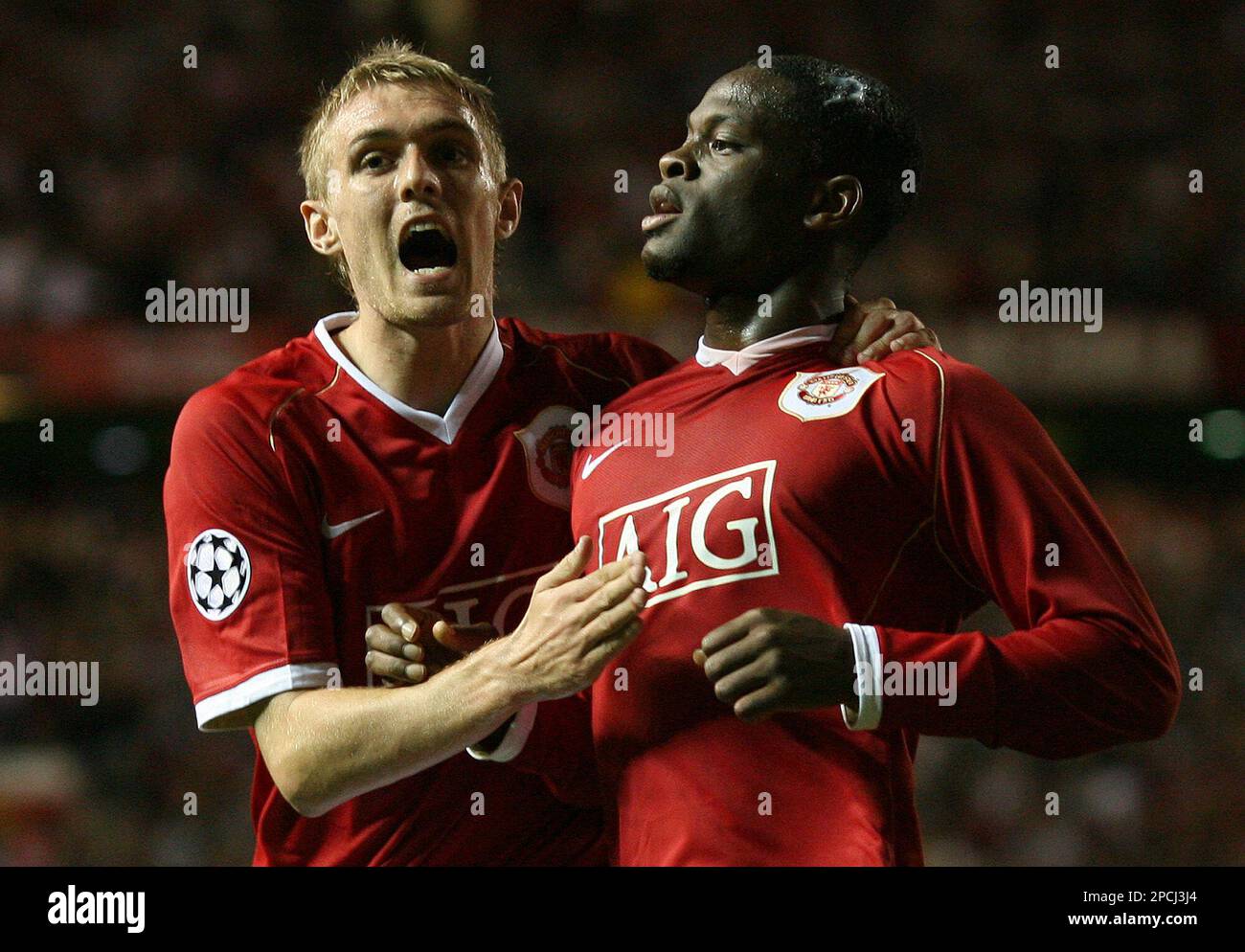 Manchester United's Darren Fletcher, left, congratulates Louis Saha, right, after he scored a penalty against Celtic during their Group F Champions League soccer match at Old Trafford, Manchester, England, Wednesday Sept. 13, 2006. (AP Photo/Dave Thompson) Stockfoto