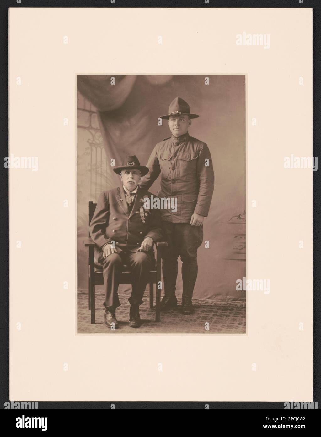 Nicht identifizierter Veteran aus dem Bürgerkrieg und nicht identifizierter Soldat aus dem Ersten Weltkrieg. Liljenquist Family Sammlung von Bürgerkriegsfotos, pp/liljvet. Vereinigte Staaten, Armee, Volk, 1910-1920, große Armee der Republik, Volk, 1910-1920, Veteranen, Union, 1910-1920, Soldaten, Amerikaner, 1910-1920, Weltkrieg, 1914-1918, Militärpersonal, Amerikaner, USA, Geschichte, Bürgerkrieg, 1861-1865, Veteranen, Gewerkschaft. Stockfoto