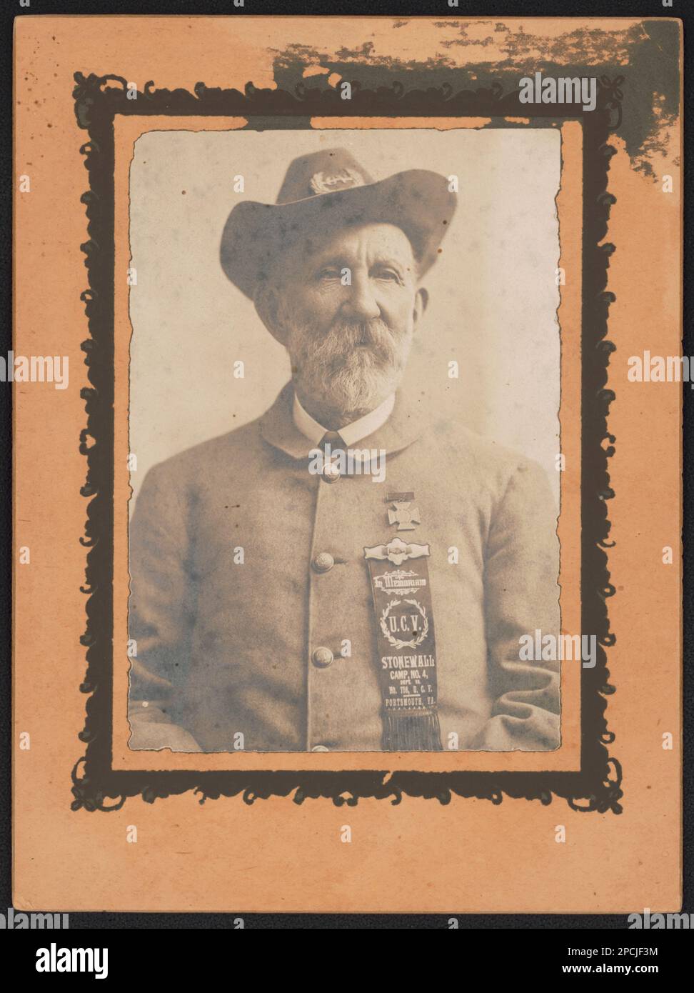 Nicht identifizierter Veteran aus dem Bürgerkrieg der United Confederate Veterans Stonewall Camp Nr. 4, Portsmouth, Virginia, in Uniform mit Band und Medaille / Stertzbach, Portsmouth, Virginia. Liljenquist Family Sammlung von Bürgerkriegsfotos, pp/liljvet. Konföderierte Staaten von Amerika, Armee, Volk, 1890-1930, Veteranen der Vereinigten Konföderierten, 1890-1930, Veterans, Confederate, 1890-1930, Vereinigte Staaten, Geschichte, Bürgerkrieg, 1861-1865, Veteranen, Konföderierte. Stockfoto