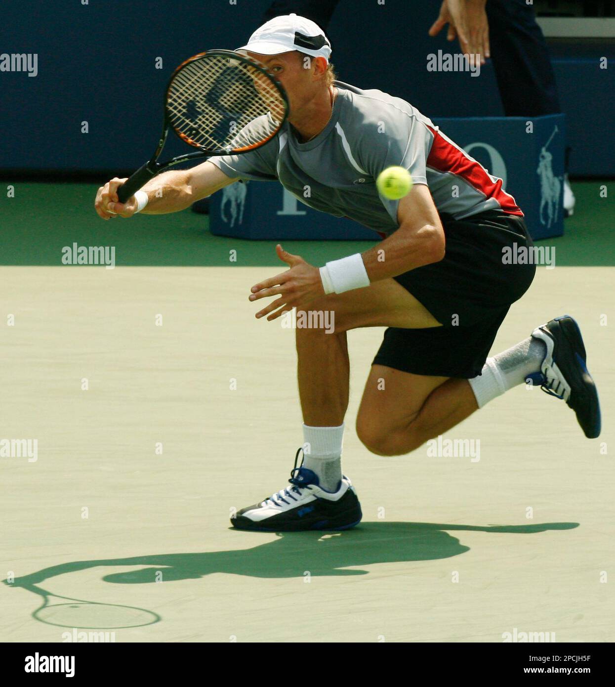 Nikolay Davydenko, of Russia, returns a shot to Roger Federer, of Switzerland, at the US Open tennis tournament in New York, Saturday, Sept. 9, 2006. (AP Photo/Kathy Willens) Stockfoto