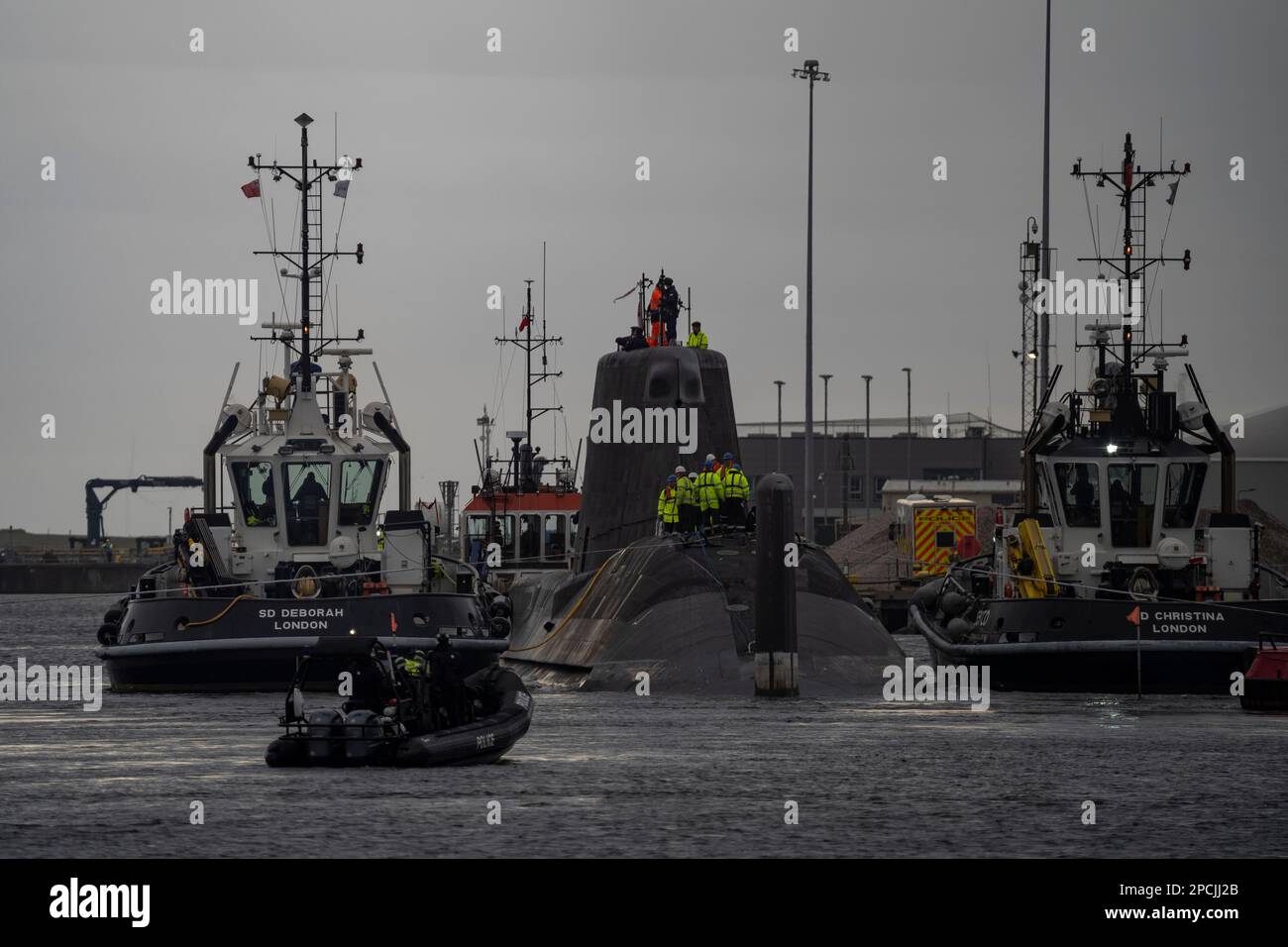 HMS Anson (S123) verlässt BAE Systems in Barrow-in-Furness (England) auf ihrer Jungfernfahrt nach Faslane, Schottland. Stockfoto