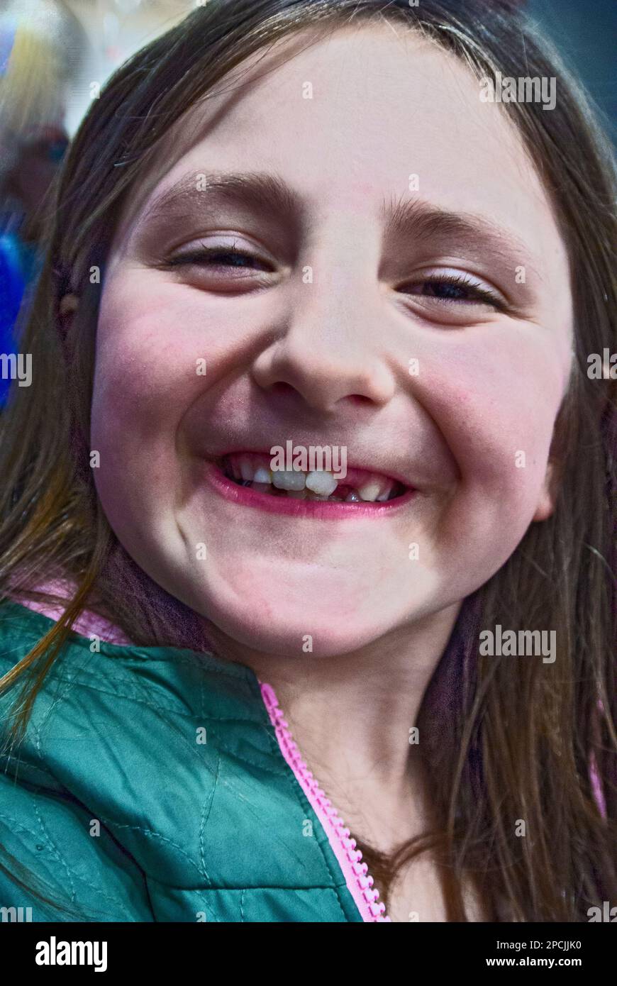 Glückliches junges Mädchen, das in Indiana, USA, vor der Kamera lächelt. Stockfoto