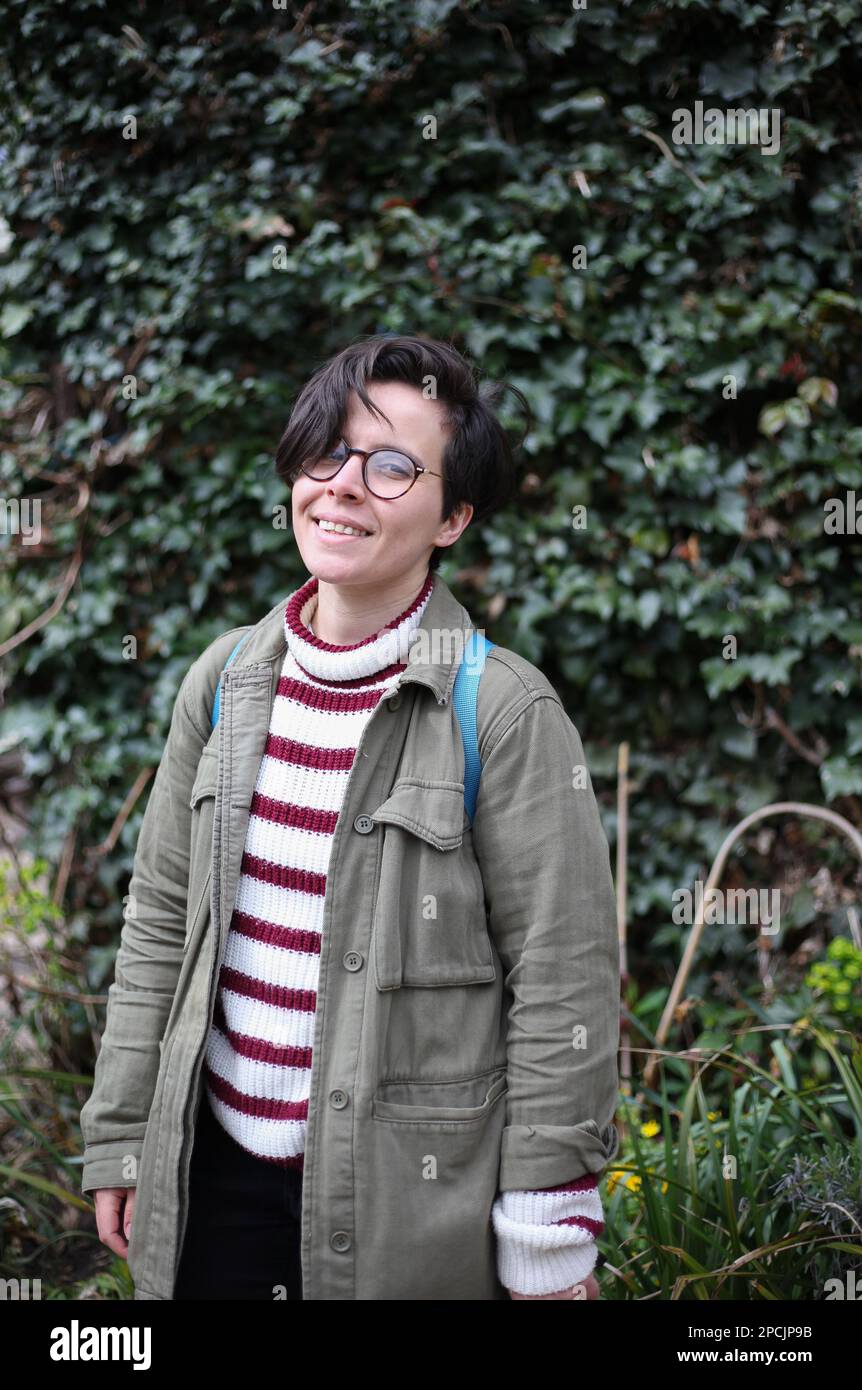 Ein Mädchen, das vor Ivy steht Stockfoto Ein Mädchen, das vor Ivy steht Stockfoto