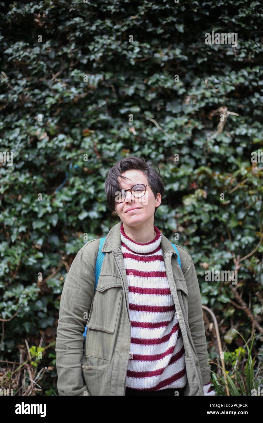 Ein Mädchen, das vor Ivy steht Stockfoto Ein Mädchen, das vor Ivy steht Stockfoto