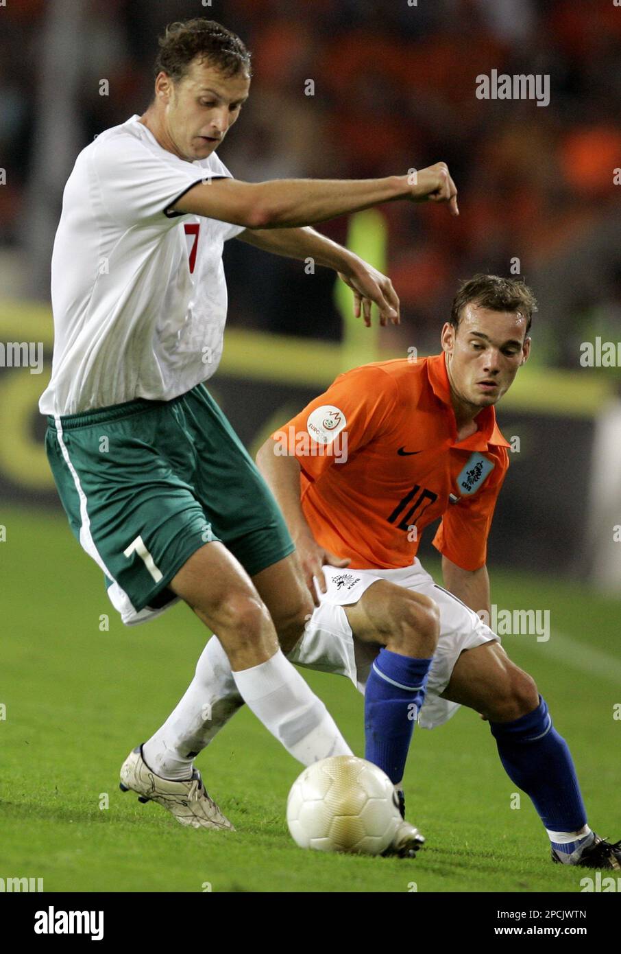 Dutch soccer player Wesley Sneijder, right, battles for the ball with Dzianis Kouba of Belarus during their Group G Euro 2008 qualifying soccer match between The Netherlands and Belarus at the Philips stadium in Eindhoven, The Netherlands, Wednesday Sept. 6, 2006. (AP Photo/Bas Czerwinski) Stockfoto