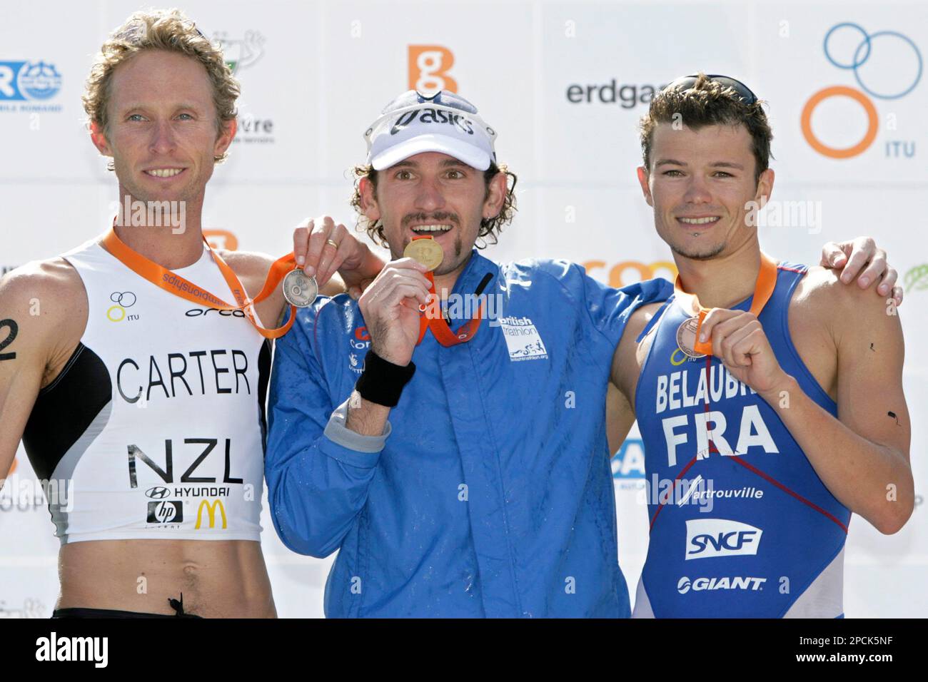 The podium, with from left to right, Hamish Carter of New Zealand, silver, Tim Don of Great Britain, gold, and Frederic Belaubre of France, bronze, pose during the medal ceremony of the Men's ITU Triathlon World Championships, in Lausanne, Switzerland, Sunday, September 3, 2006. (KEYSTONE/Martial Trezzini) Stockfoto