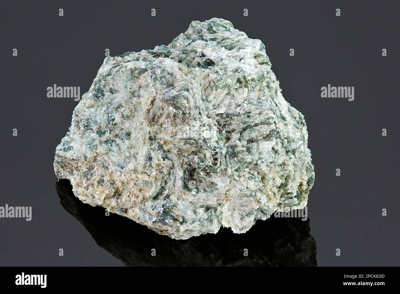 Tremolit mineralischen Probe, eine Form von Asbest. Stockfoto