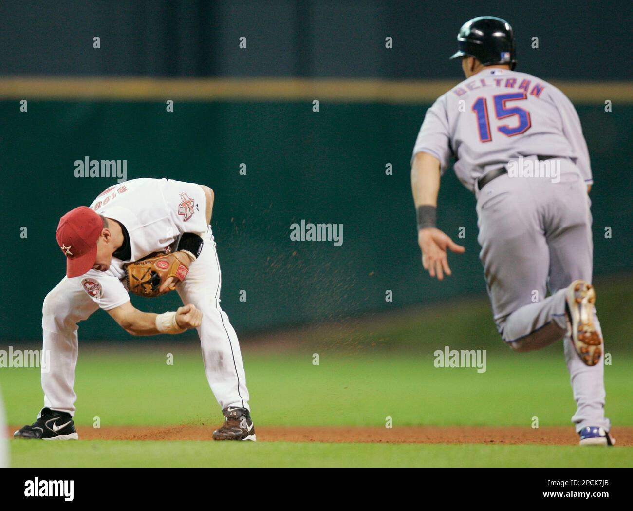 New York Mets' Carlos Beltran (15) advances from first to third base after Houston Astros' Craig Biggio, left, has a ground ball hit by Mets' David Wright go through his legs during the fourth inning of their Major League Baseball game Saturday, Sept. 2, 2006, in Houston. The Mets' Paul Lo Duca scored and Biggio was charged with an error on the play. (AP Photo/David J. Phillip) Stockfoto