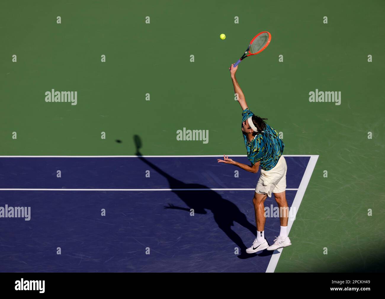 Indian Wells, Kalifornien, USA. Am 13. März 2023 diente Taylor Fritz gegen Sebastian Baez aus Argentinien während der 2023 BNP Paribas Open im Indian Wells Tennis Garden in Indian Wells, Kalifornien. Erforderlicher Bildnachweis: Charles Baus/CSM Stockfoto