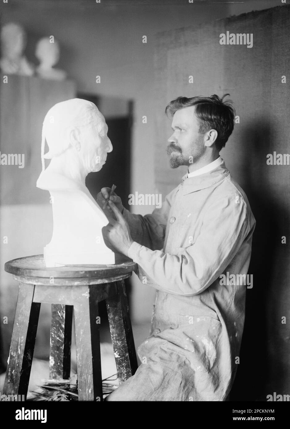 1914 , Washington , USA : der Bildhauer FRANK MISCHA arbeitet zu einem indianischen Büstenporträt . Foto von Harris und Ewing , Washington - ARTS - ARTE - ART NOUVEAU VISUAL ARTS - ARTI VISIVE - ARTI PLASTICHE - SCULTORE - SCULTURA - SKULPTUR - Baffi - Schnurrbart - Bart - barba - Studio - ATELIER - PELLEROSSA - NATIVO AMERICANO - UREINWOHNER ---- Archivio GBB Stockfoto