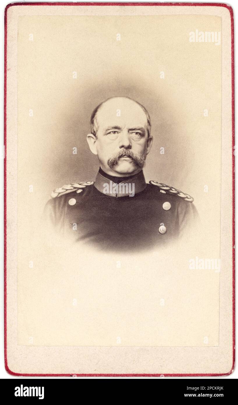Otto VON BISMARCK Schönhausen ( 1815 - 1898 ) war ein preußischer deutscher Staatsmann und Aristokrat des 19. Jahrhunderts. Als preußischer Ministerpräsident von 1862 bis 1890 leitete er die Vereinigung Deutschlands. 1867 wurde er Kanzler des Norddeutschen Bundes. - ADEL - NOBILI - Nobiltà - REALI - ADEL - GESCHICHTE - FOTO STORICHE - uomo anziano vecchio - alter Mann - MILITÄRUNIFORM - UNIFORME MILITARE DIVISA - GENERALE - GUERRE NAPOLEONICHE - Schnurrbart - Baffi - PREUSSEN - PREUSSEN - Carl --- Archivio GBB Stockfoto