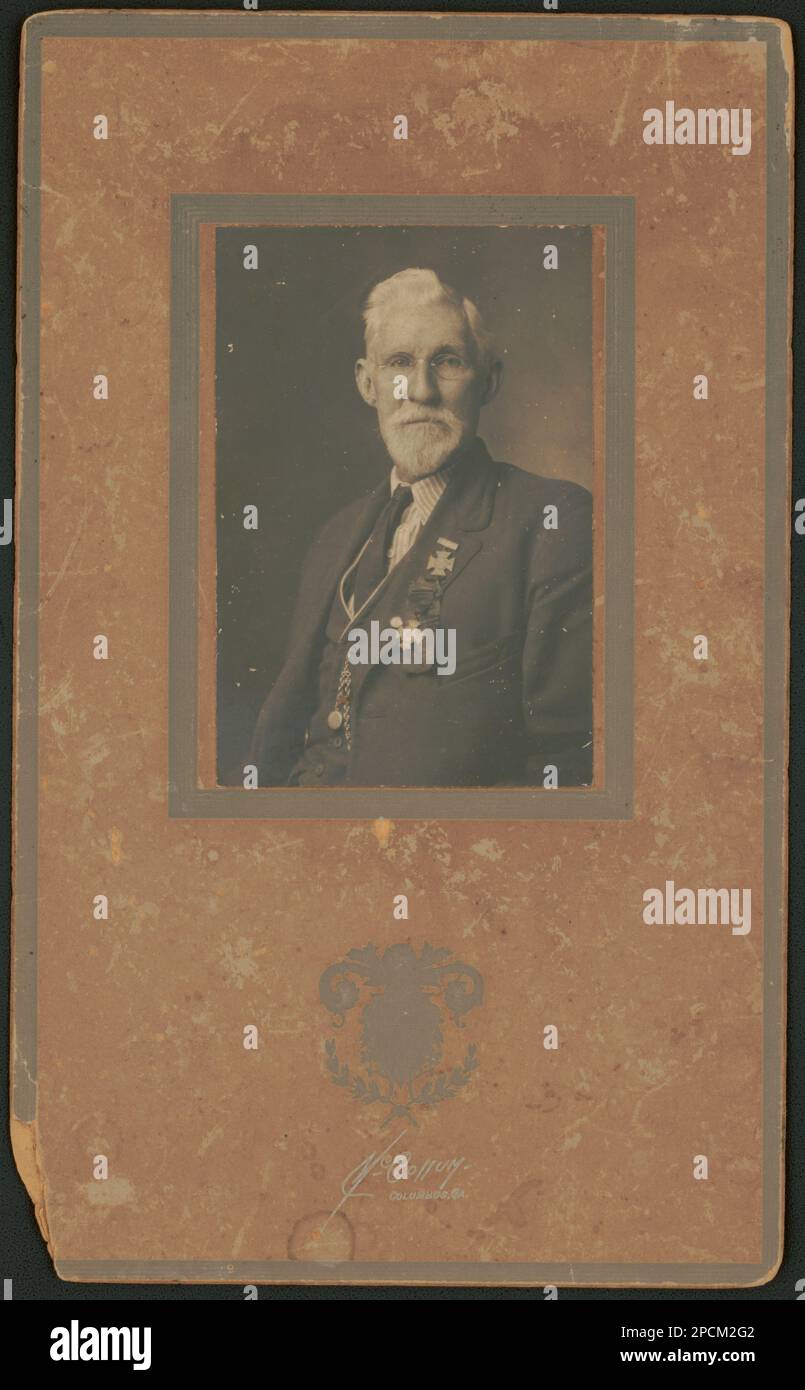 Nicht identifizierter Veteran aus dem Bürgerkrieg trägt Southern Cross of Honor und United Confederate Veterans Band / McCollum, Columbus, Ga. Liljenquist Family Sammlung von Bürgerkriegsfotos, pp/liljvet. United Confederate Veterans, People, 1910-1920, Confederate States of America, Army, People, 1910-1920, Veterans, Confederate, 1910-1920, Usa, Geschichte, Bürgerkrieg, 1861-1865, Veteranen, Konföderierte. Stockfoto