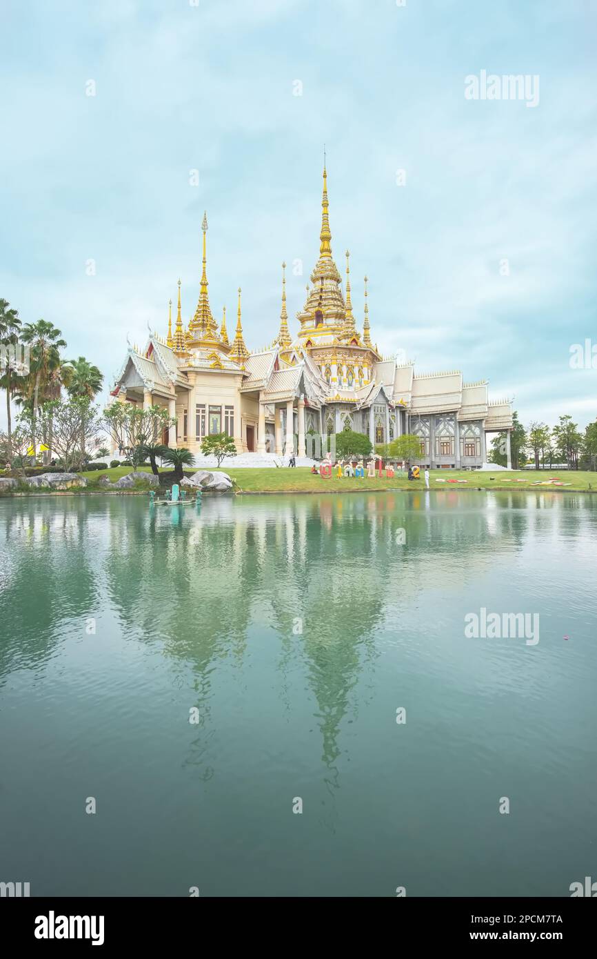Wat Non Kum, ein schöner Tempel im Nordosten Thailands, in der Provinz Sikhio, Nakhon Ratchasima gelegen. (Übersetzung: Frohes neues Jahr) Stockfoto