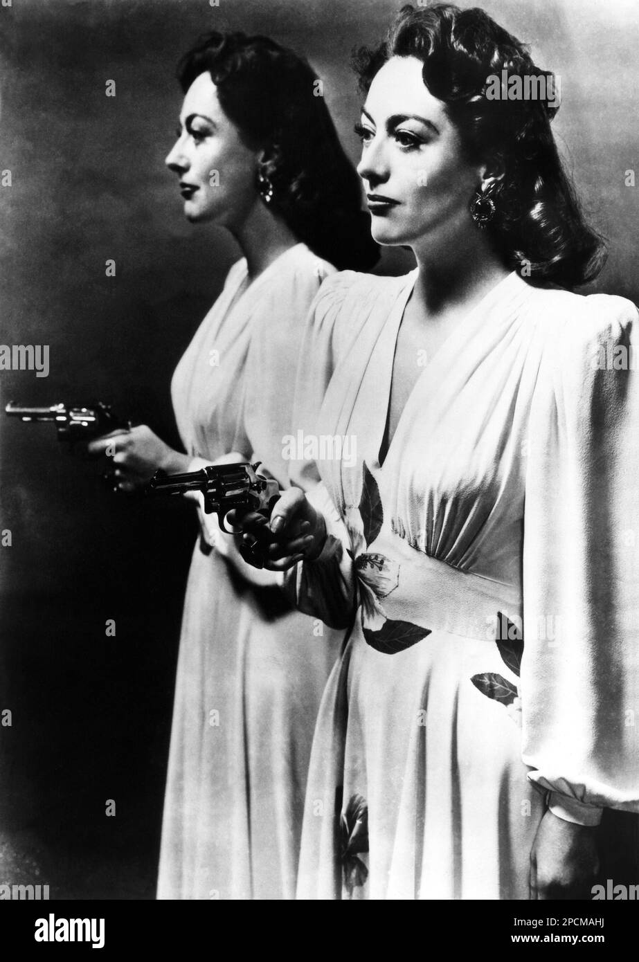 1945 , USA : die Filmschauspielerin JOAN CRAWFORD ( 1904 - 1977 ) in MILDRED PIERCE ( il Romanzo di Mildred ) von Michael Curtiz , aus dem Roman von James M. Cain . - FILM NOIR - KINO - FILM - Portrait - Rituto - Pistola - arma - Revolver - Pistole - Revolver - Ohrringe - Orechini - Juwelen - gioiello - gioielli - Spalle - Spalla - Spallina - Spalline - Schultern - ANNI QUARANTA - 40er - '40 - Archivio GBB Stockfoto