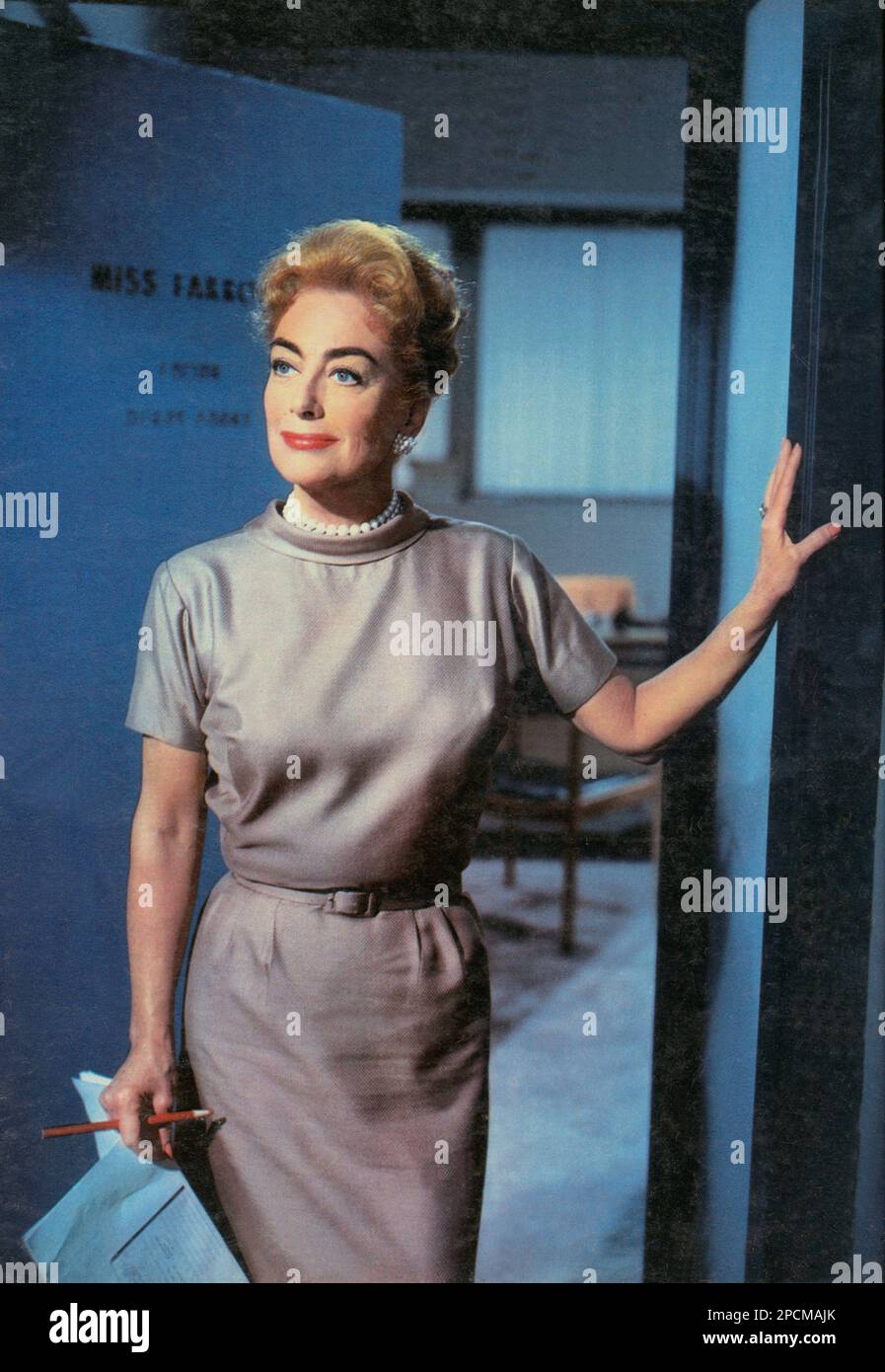 1959 , Vereinigte Staaten :die Filmschauspielerin JOAN CRAWFORD ( geboren am 23 . märz 1904 in Lucille Fay Lesueur , San Antonio , Texas - New York 10 . Mai 1977 ) im BESTEN VON ALLEM ( Donne in cerca d' amore ) von Jean Negulesco , Aus dem Roman von Rona Jaffe - Publizität Still - KINO - FILM - Porträt - Rituto - Orechino - Orechini - Ohrringe - Juwelen - gioiello - gioielli - perla - perle - Perlen - collana - Halskette - rossetto - Lippenstift - rote Lippen - labbra rosse - Gürtel - Cintura --- Archivio GBB Stockfoto
