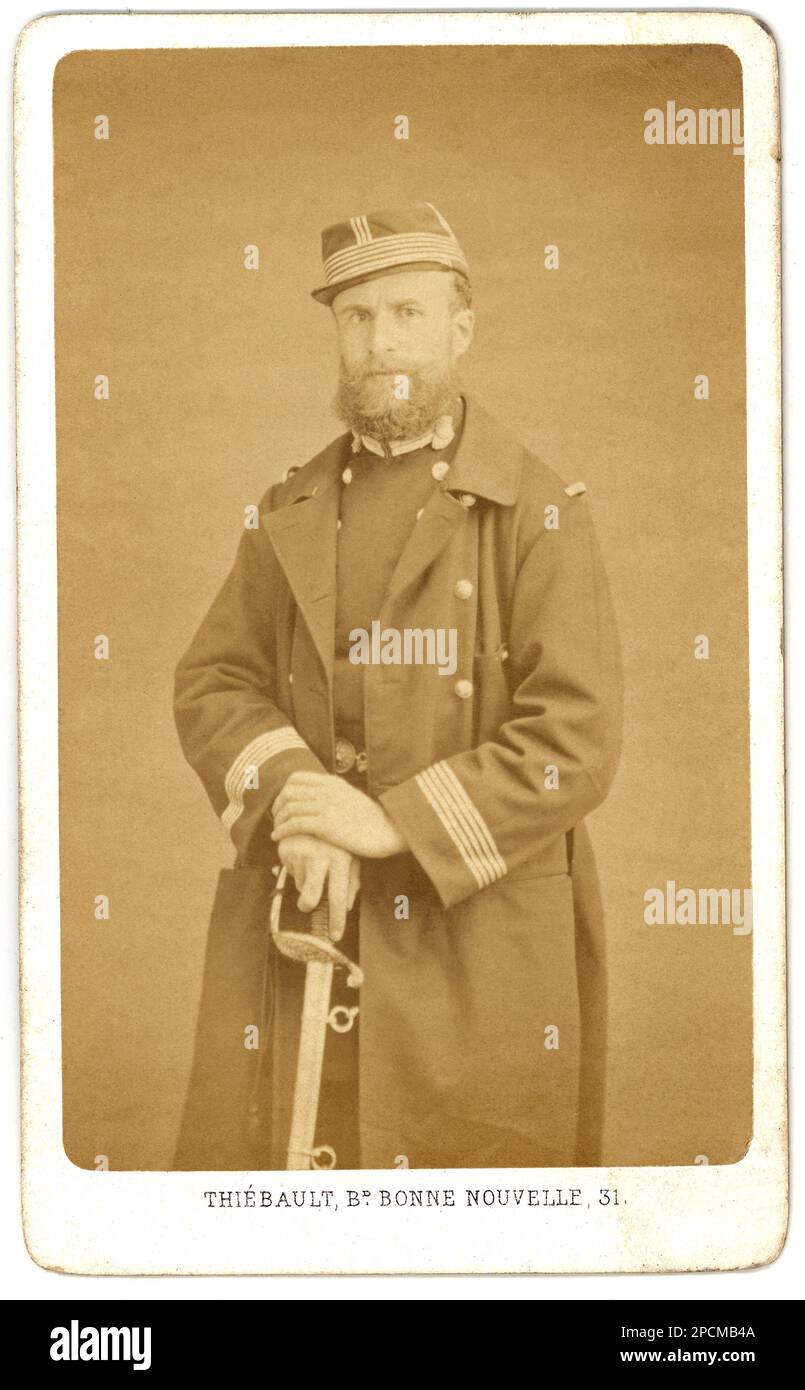 1871 Ca, Paris, FRANKREICH : der französische General GUSTAVE FLOURENS ( 1838 - 1871 ) , in Militäruniform von Garde National de Bellevue , zur Zeit der revolutionären KOMMUNE DE PARIS . Foto: Thiébault , Paris - ritratto - Portrait - GESCHICHTE - FOTO STORICHE - RIVOLUZIONE - REVOLUTION - COMUNE DI PARIGI - COMUNARDO - KOMMUNEN - GEMEINDE PARIS - POLITICA - POLITIKER - POLITISCH - POLITISCH - Bart - barba - Hut - cappello - spada - Schwert - Militäruniform - Uniforme - Divisa militare - Generale ---- Archivio GBB Stockfoto