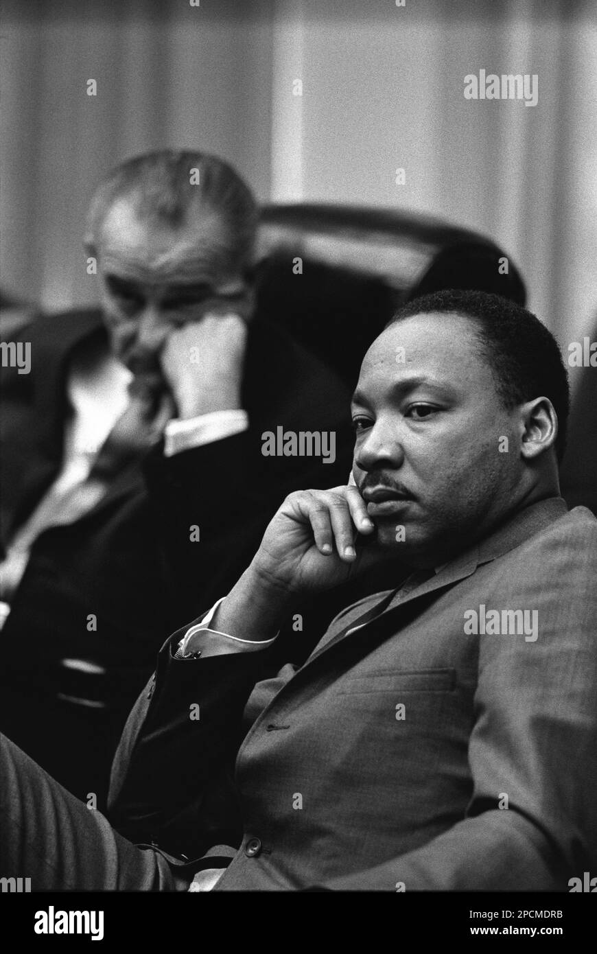 1966 , 18 . märz, USA: The american Rev. Martin Luther King ( 1929 - 1968 ) mit US-Präsident Lyndon B. Johnson . Foto von Yoichi R. Okamoto , moderiert von Pressestelle des Weißen Hauses (WHPO) - Sweden Uniti - USA - Rituto - Portrait - Cravatta - Krawatte - Halsband - colletto - Baffi - Schnurrbart - DIRITTI CIVILI - BÜRGERRECHTE ----- NICHT FÜR WERBEZWECKE ----- NON PER USO PUBBLICITARIO --- NICHT FÜR SPIELEREIEN -- --- ARCHIVIO GBB Stockfoto