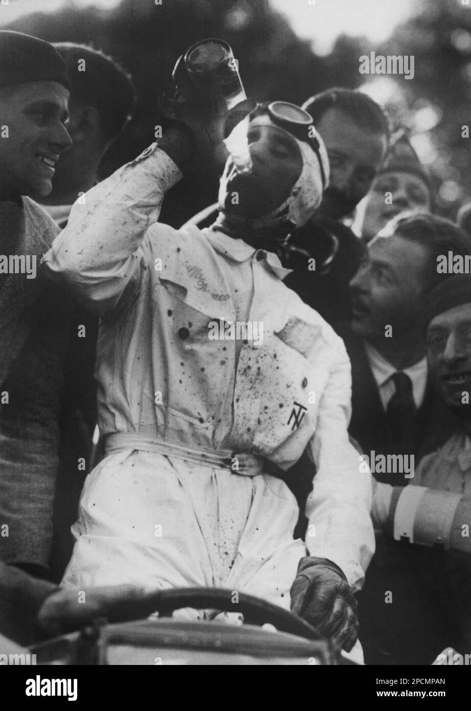 1933 Ca, ITALIEN : legendärer italienischer Motorrad- und Rennfahrer TAZIO NUVOLARI ( 1892 - 1953 ) - SPORT - AUTOMOBILISMO - gara automobilistica - AUTOMOBILE - corsa - AUTO - AUTO - GESCHICHTSFOTO - FOTO STORICA STORICHE - MilleMiglia - automobilismo - Automobile - hat - cappello - Bottiglia d' acqua minerale - Mineralwasserflasche - sete - assetato - ALFA ROMEO - tuta da Pilota... Archivio GBB Stockfoto