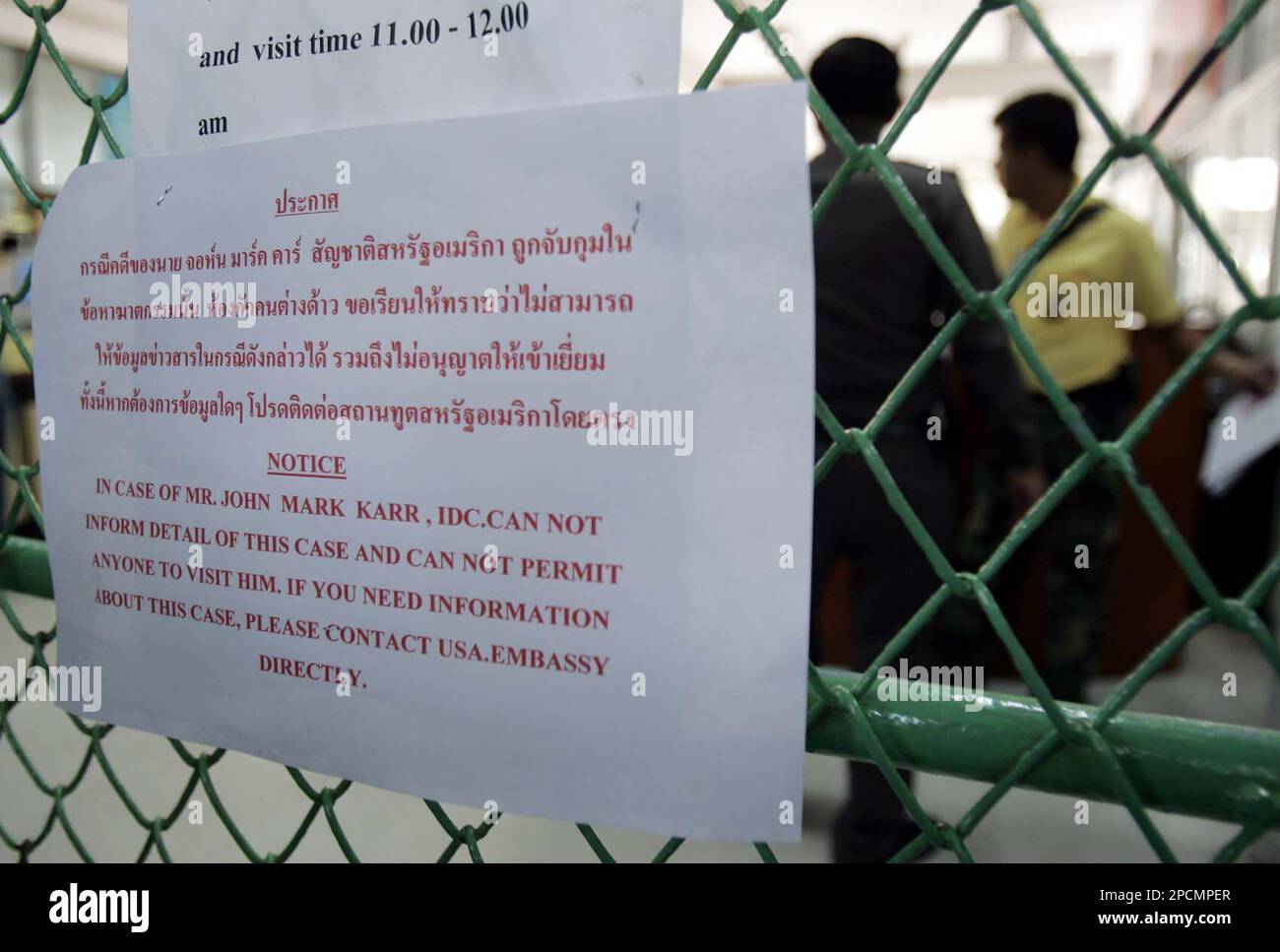A short notice for person who wishes to visit John Mark Karr is pasted at the inner gate of the detention center at the Immigration office in Bangkok, Thailand Friday, Aug. 18, 2006. Karr, 41, an American schoolteacher was arrested in Bangkok on Thursday, Aug. 17, 2006 in the decade-old slaying of child pageant star JonBenet Ramsey. (AP Photo/Apichart Weerawong) Stockfoto
