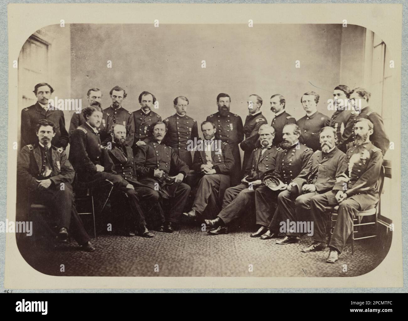 Herr. General W. T. Sherman und Staff, Washington, D.C., Mai 1865. General William T. Sherman und Stab. Titel von Punkt 963, die meisten Soldaten identifiziert: Von links nach rechts, Brigadekommandeur Oberst Robert F. Catterson; Oberst Edwin Stanton McCook; Generalmajor Quincy Adams Gillmore; Generalmajor William Farquhar Barry, Shermans Artilleriehauptmann; Generalmajor William T. Sherman; Generalmajor Alpheus Starkey Williams; Brigadegeneral James Harrison Wilson, Oberst Langdon Cheves Easton, Shermans Chief Quartermaster, Major General Napoleon J.T. Dana, stell dich von links nach rechts, Li Stockfoto