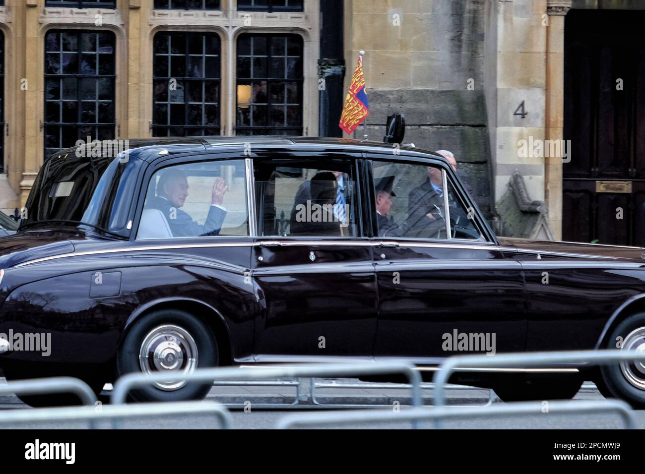 London, Großbritannien. 13. März 2023. König Karl III. Verlässt eine Limousine des Bundesstaates Bentley, nachdem der jährliche Gottesdienst am Commonwealth Day in Westminster Abbey stattfand. Es wird zur Feier des Commonwealth und seiner 56 Mitgliedsstaaten veranstaltet. Kredit: Elfte Stunde Fotografie/Alamy Live News Stockfoto