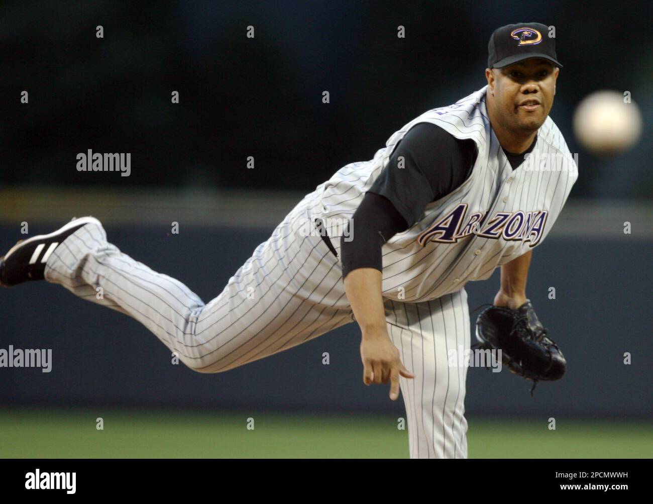 Arizona Diamondbacks' Livan Hernandez delivers a pitch to Colorado Rockies batter Brad Hawpe in the first inning of a baseball game in Denver on Wednesday, Aug. 16, 2006. (AP Photo/David Zalubowski) Stockfoto