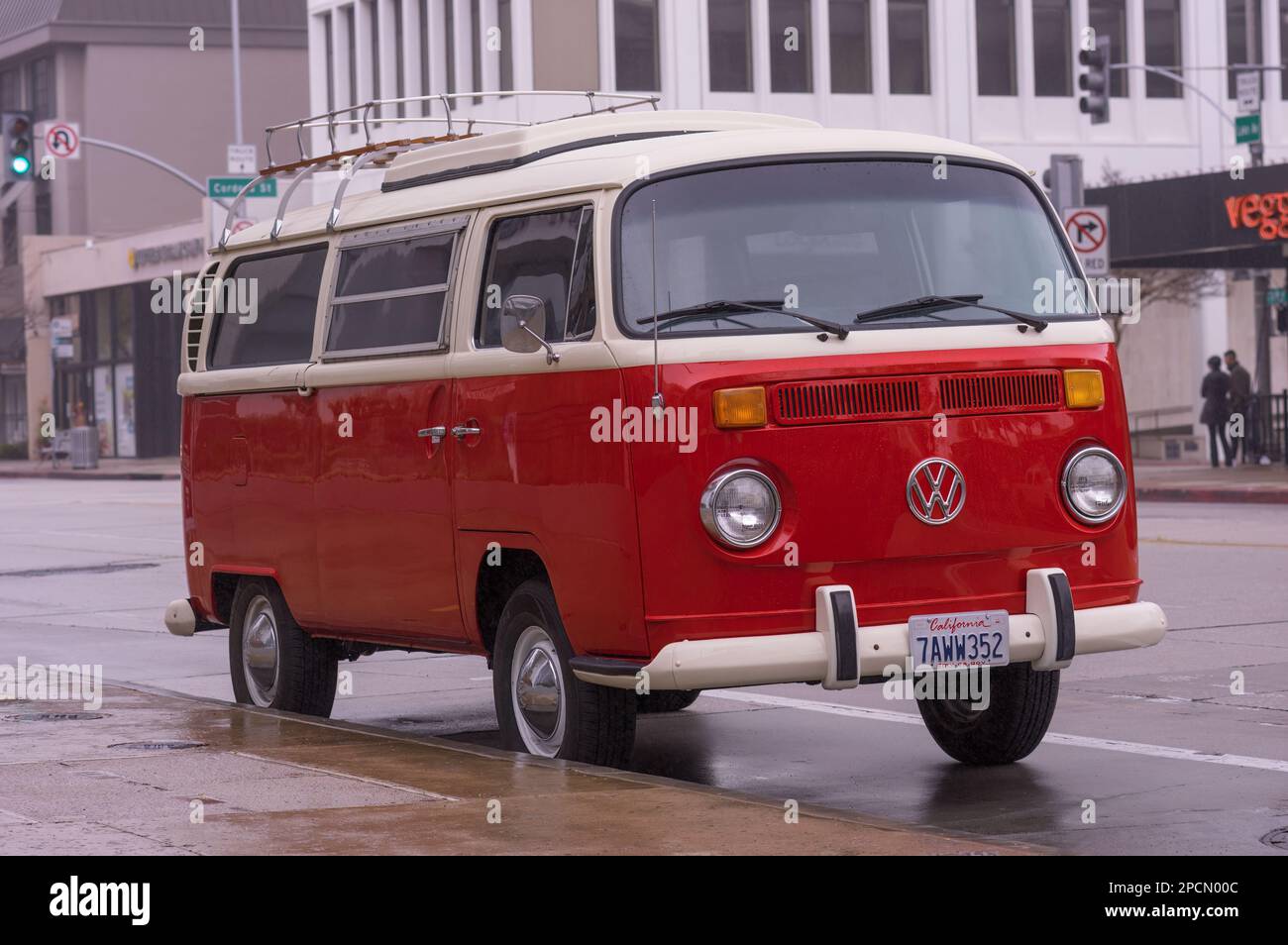 Pasadena, Kalifornien, USA - 11. März 2023: Makelloser Volkswagen aus den frühen 1970er Jahren, der an einem Regentag in der Stadt Pasadena geparkt ist. Stockfoto