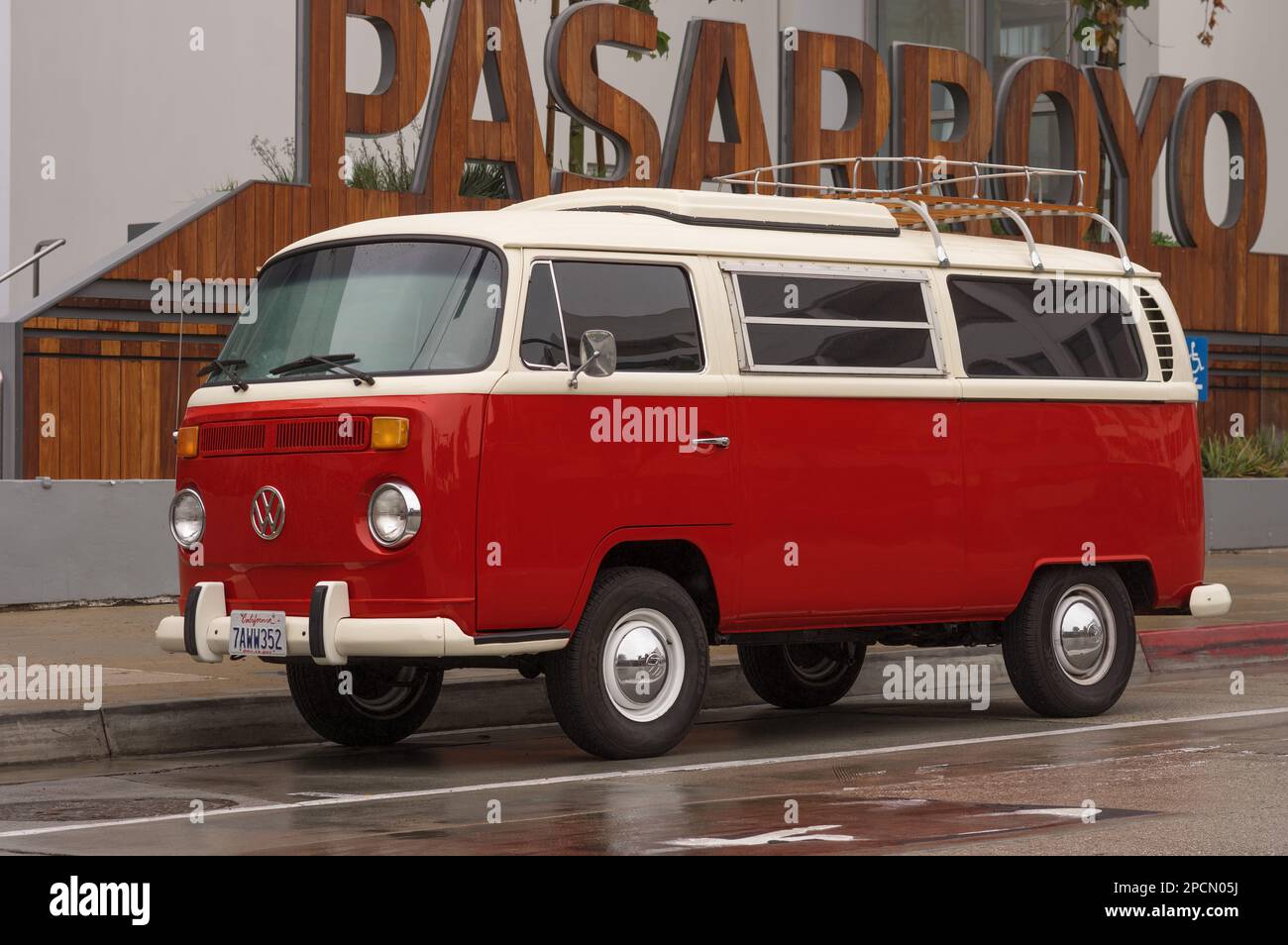 Der Volkswagen Van der frühen 1970er Jahre wurde an einem regnerischen Tag in Pasadena geparkt. Stockfoto