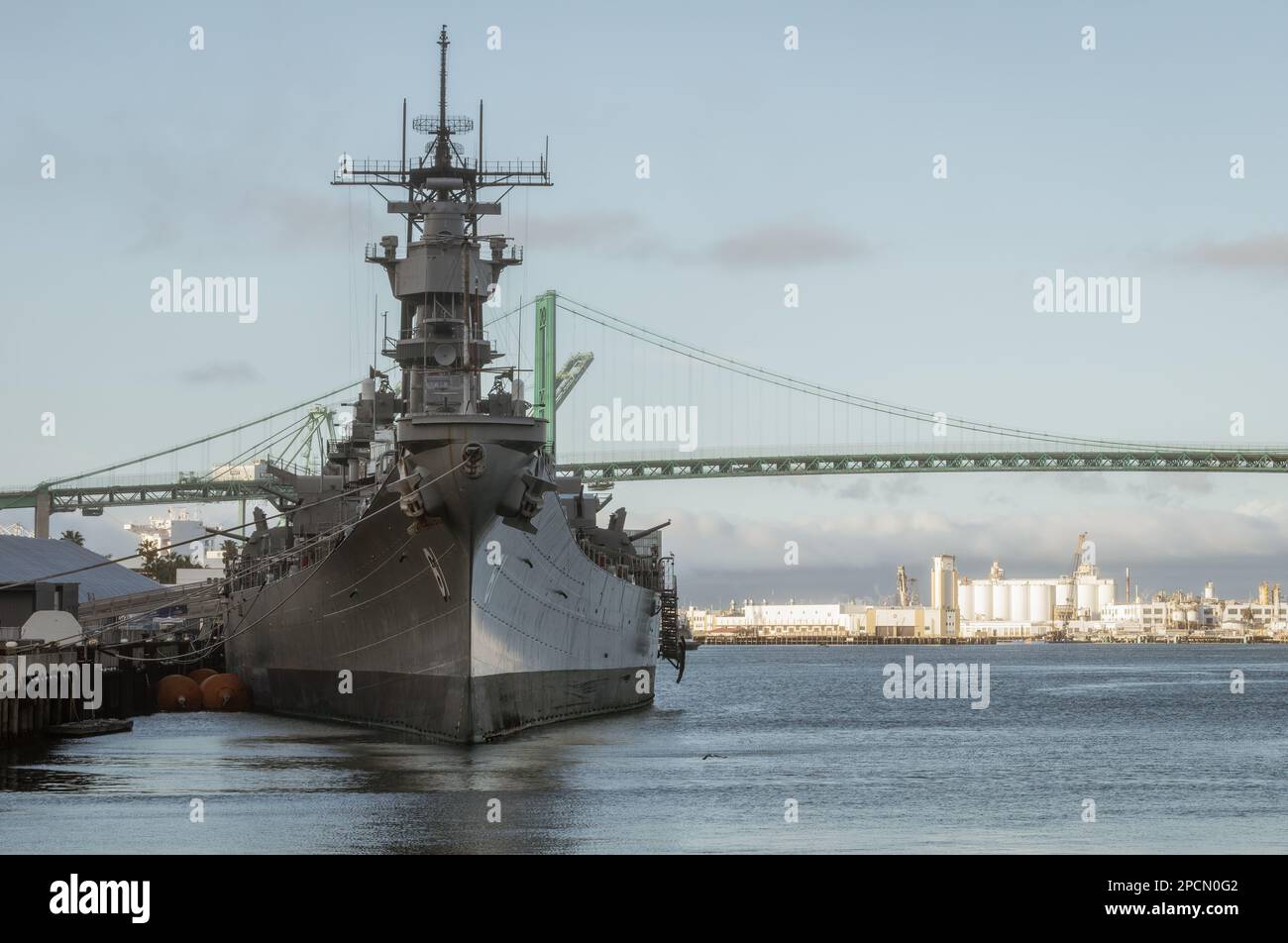 Port of Los Angeles, Kalifornien, USA - 12. März 2023: Altes Schlachtschiff USS Iowa wird angedockt gezeigt. Die Vincent-Thomas-Brücke ist im Backgro Stockfoto