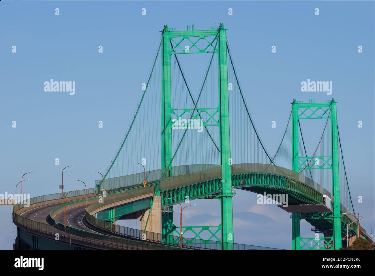 Die Vincent Thomas Bridge in San Pedro, Kalifornien, wird nachmittags an einem sonnigen Tag gezeigt. Stockfoto
