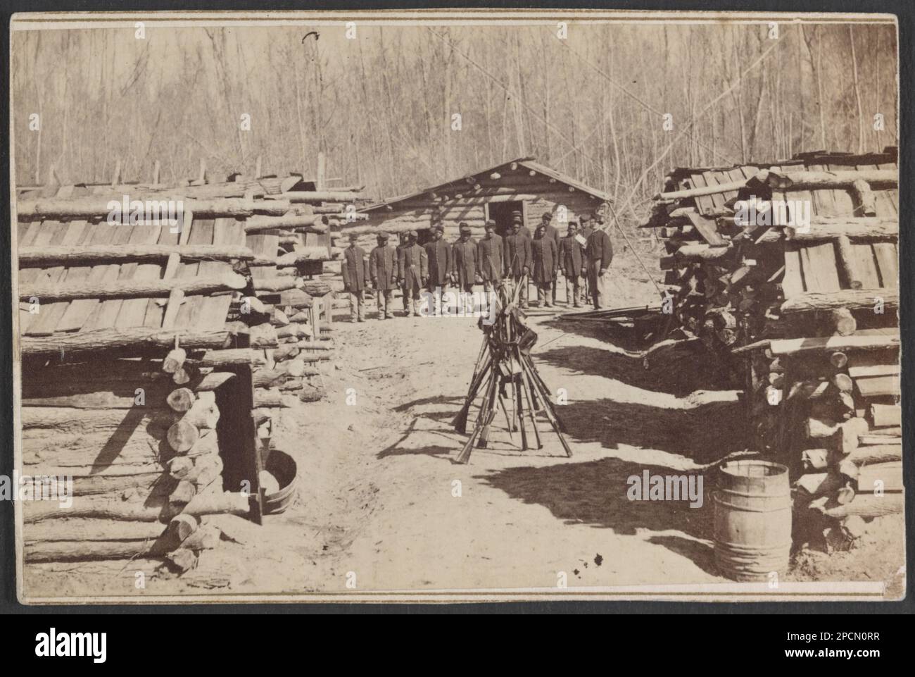 Art. Qts. 64 U.South Carolina, Palmyra Bend, Miss... Das Foto zeigt afroamerikanische Soldaten des 64. Bunten Infanterie-Regiments, die in Formation im Camp stehen, mit Blockhütten in Palmyra Bend, Warren County, Mississippi; gestapelte Gewehre im Vordergrund, Titel von Artikel, Kauf; Greg French; 2012; (DLC/PP-2012:099). Vereinigte Staaten, Armee, Farbeninfanterie-Regiment, 64. (1864-1866), Mississippi, Warren County, Afroamerikaner, Militärdienst, Mississippi, Warren County, 1860-1870, Soldaten, Union, Mississippi, Warren County, 1860-1870, Militärlager, Union, Mississippi, Warren Cou Stockfoto