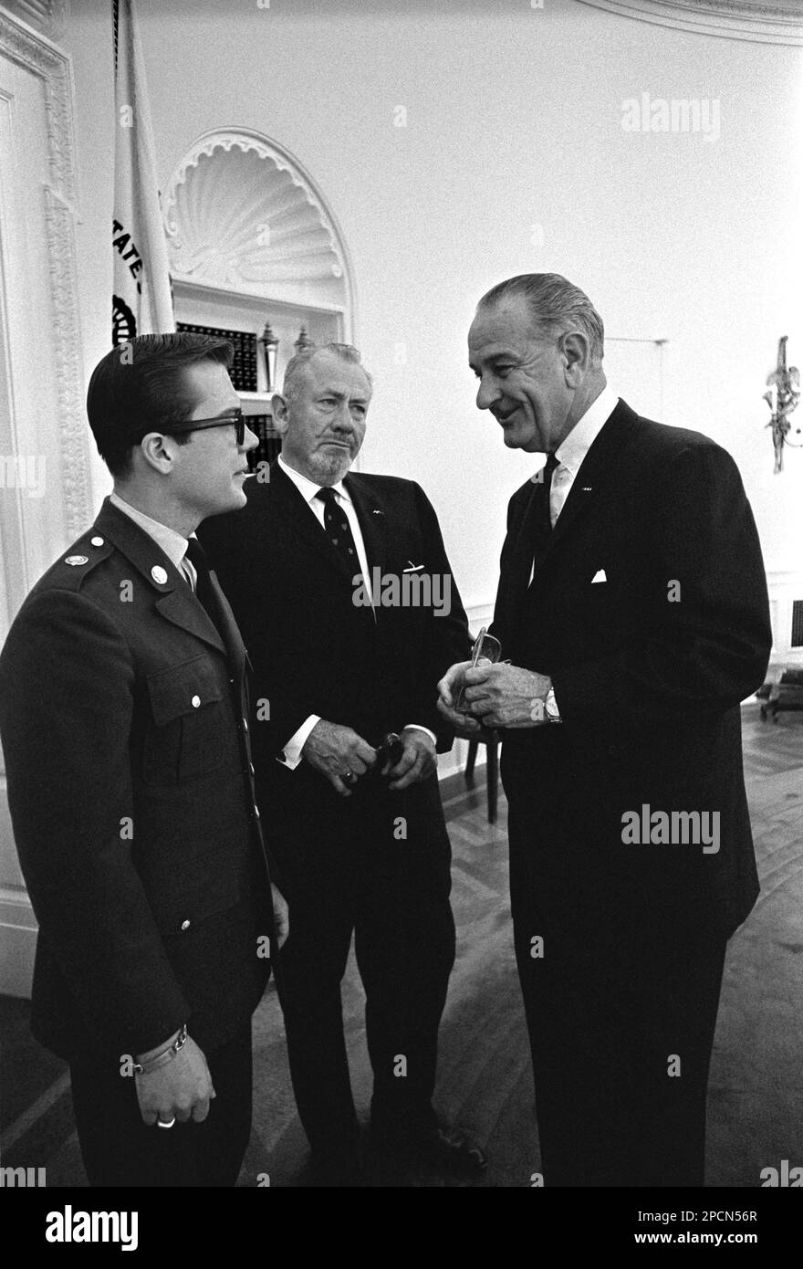 1966 . Mai 16 , WASHINGTON DC, USA : der amerikanische Schriftsteller JOHN STEINBECK ( 1902 - 1968 ) , Nobel Pize für Literatur 1962 . Auf diesem Foto besuchen John Steinbeck und der S19-Jährige von John Steinbeck IV Präsident Lyndon Baines Johnson ( 1908 - 1973 ) im ovalen Büro des Weißen Hauses . Der Senior Steinbeck, ein Freund und manchmal Redenschreiber für LBJ (sie trafen sich erstmals 1963), hat dem Präsidenten geschrieben und ihn im Namen seines Sohnes darum gebeten, nach Vietnam versetzt zu werden. Foto des Fotografen des Weißen Hauses Yoichi Okam .- LETTERATO - SCRITTORE - LETTERATURA - Literatur - Cravatta - Krawatte - Militär Stockfoto