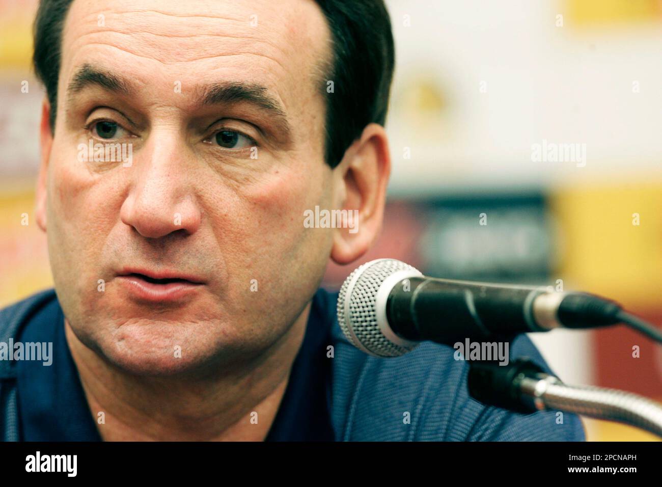 USA Basketball Team Head Coach Mike Krzyzewski of Duke University reponds to a reporter's question during a news conference Saturday, Aug. 12, 2006, in Seoul, south Korea. USA Basketball team is in Seoul to play in several exhibition matches prior to the World Championships next week in Japan. (AP Photo/David Longstreath) Stockfoto