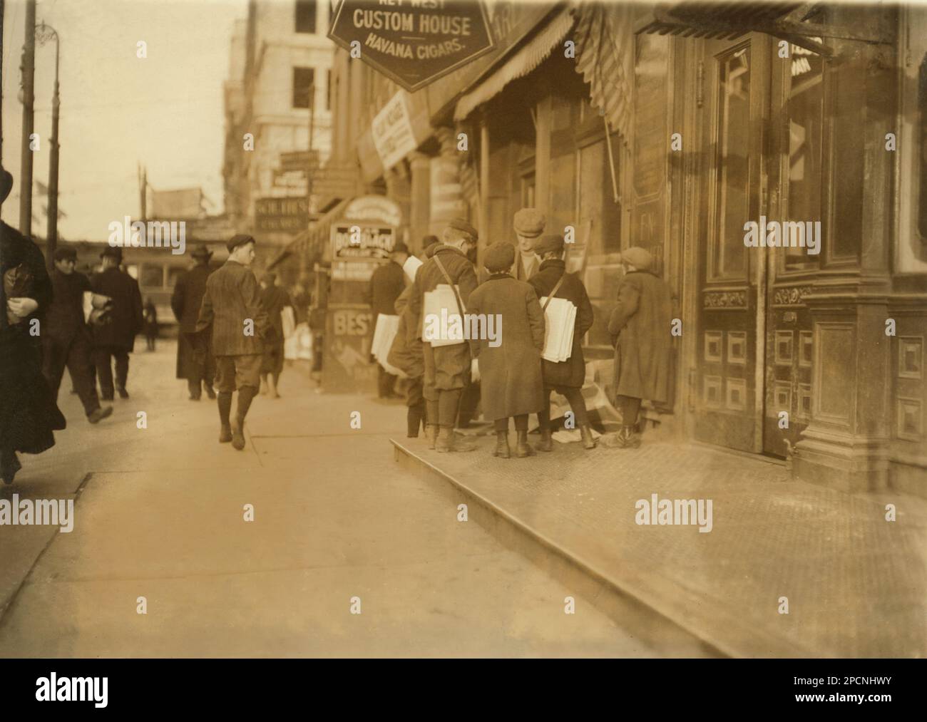 1909 , dezember, Newark, New Jersey, USA : einige von Newarks kleinen Zeitungsjungen. Nachmittag - NEWSBOYS , Fotos von LEWIS HINE ( 1874 - 1940 ) - BAMBINI -- LAVORATORI - BAMBINO - KINDERARBEITER - FABRIK - KINDHEIT - KINDHEIT - KIDNIEN - LAVORO MINORILE - LAVORO - ARBEIT - LAVORATORE - ARBEITNEHMER - OPERAIO - CLASSE OPERAIA LAVORATRICE - ARBEITERKLASSE - OPERAI - LAVORATORI - LAVORO - UNITI D' AMERICA - FOTO STORICHE - GESCHICHTE - PORTRÄT - RITRATTO - TEMPI MODERNI - MODERN TIMES - HAT - CAPPELLO - TURNO DI LAVORO - GIORNALAIO - GIORNALAI - STRILLONI - VENDITORI DI GIORNALI QUOTIDINI AMBULANTI - AMBU Stockfoto