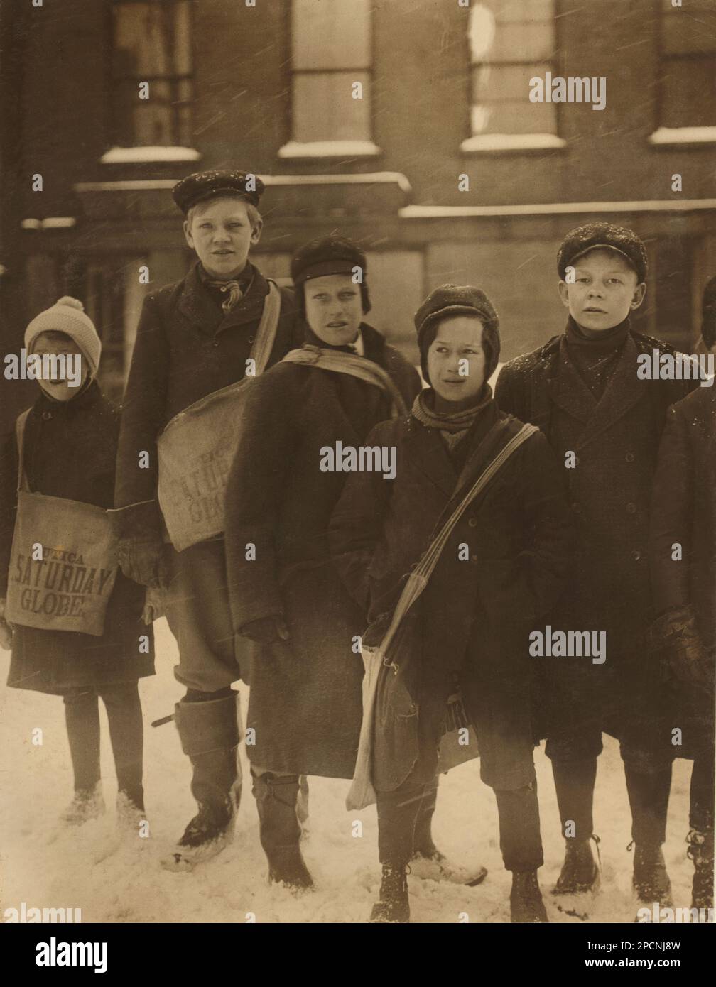 1910 , february, Utica, New York (State), USA : Newsboys under the Snow - NEWSBOYS , Fotos von LEWIS HINE ( 1874 - 1940 ) - BAMBINI -- LAVORATORI - BAMBINO - KINDERARBEITER - FABRIK - KINDHEIT - KINDHEIT - KIDNIEN - LAVORO MINORILE - LAVORO - ARBEIT - LAVORATORE - ARBEITNEHMER - OPERAIO - CLASSE OPERAIA LAVORATRICE - ARBEITERKLASSE - OPERAI - LAVORATORI - LAVORO - UNITI D' AMERICA - FOTO STORICHE - GESCHICHTE - PORTRÄT - RITRATTO - TEMPI MODERNI - MODERN TIMES - HAT - CAPPELLO - TURNO DI LAVORO - GIORNALAIO - GIORNALAI - STRILLONI - VENDITORI DI GIORNALI QUOTIDINI AMBULANTI - AMBULANTE - NEVE Stockfoto