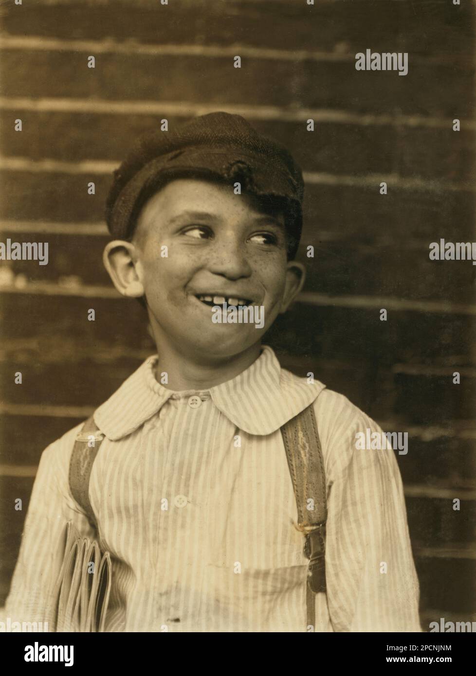 1910, Mai, St. Louis, Missouri, USA: "Lever" eine junge Neuling. - NEWSBOYS , Fotos von LEWIS HINE ( 1874 - 1940 ) - - NEWSBOYS - BAMBINI -- LAVORATORI - BAMBINO - KINDERARBEITER - FABRIK - KINDHEIT - KINDHEIT - KIDNIEN - LAVORO MINORILE - LAVORO - ARBEIT - LAVORATORE - ARBEITNEHMER - OPERAIO - CLASSE OPERAIA LAVORATRICE - ARBEITERKLASSE - OPERAI - LAVORATORI - LAVORO - UNITI D' AMERICA - FOTO STORICHE - GESCHICHTE - PORTRÄT - RITRATTO - TEMPI MODERNI - MODERN TIMES - HAT - CAPPELLO - TURNO DI LAVORO - GIORNALAIO - GIORNALAI - STRILLONI - VENDITORI DI GIORNALI QUOTIDINI AMBULANTI - AMBULANTE Stockfoto