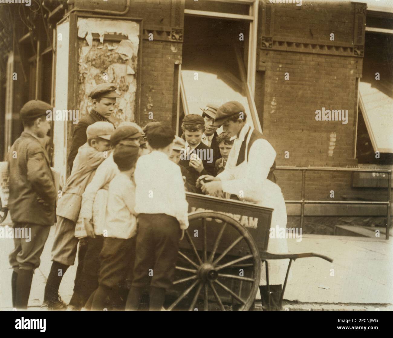 1910 , May, Wilmington, Delaware, USA : wo das Geld des Newsboys hingeht. DAS EIS - NEWSBOYS , FOTOS VON LEWIS HINE ( 1874 - 1940 ) - - EIS - GELATAIO - NEWSBOYS - BAMBINI -- LAVORATORI - BAMBINO - KINDERARBEITER - FABRIK - KINDHEIT - KINDHEIT - KIDNIEN - LAVORO MINORILE - LAVORO - ARBEIT - LAVORATORE - ARBEITNEHMER - OPERAIO - CLASSE OPERAIA LAVORATRICE - ARBEITERKLASSE - OPERAI - LAVORATORI - LAVORO - UNITI D' AMERICA - FOTO STORICHE - GESCHICHTE - PORTRÄT - RITRATTO - TEMPI MODERNI - MODERN TIMES - HAT - CAPPELLO - TURNO DI LAVORO - GIORNALAIO - GIORNALAI - STRILLONI - VENDITORI DI GI Stockfoto