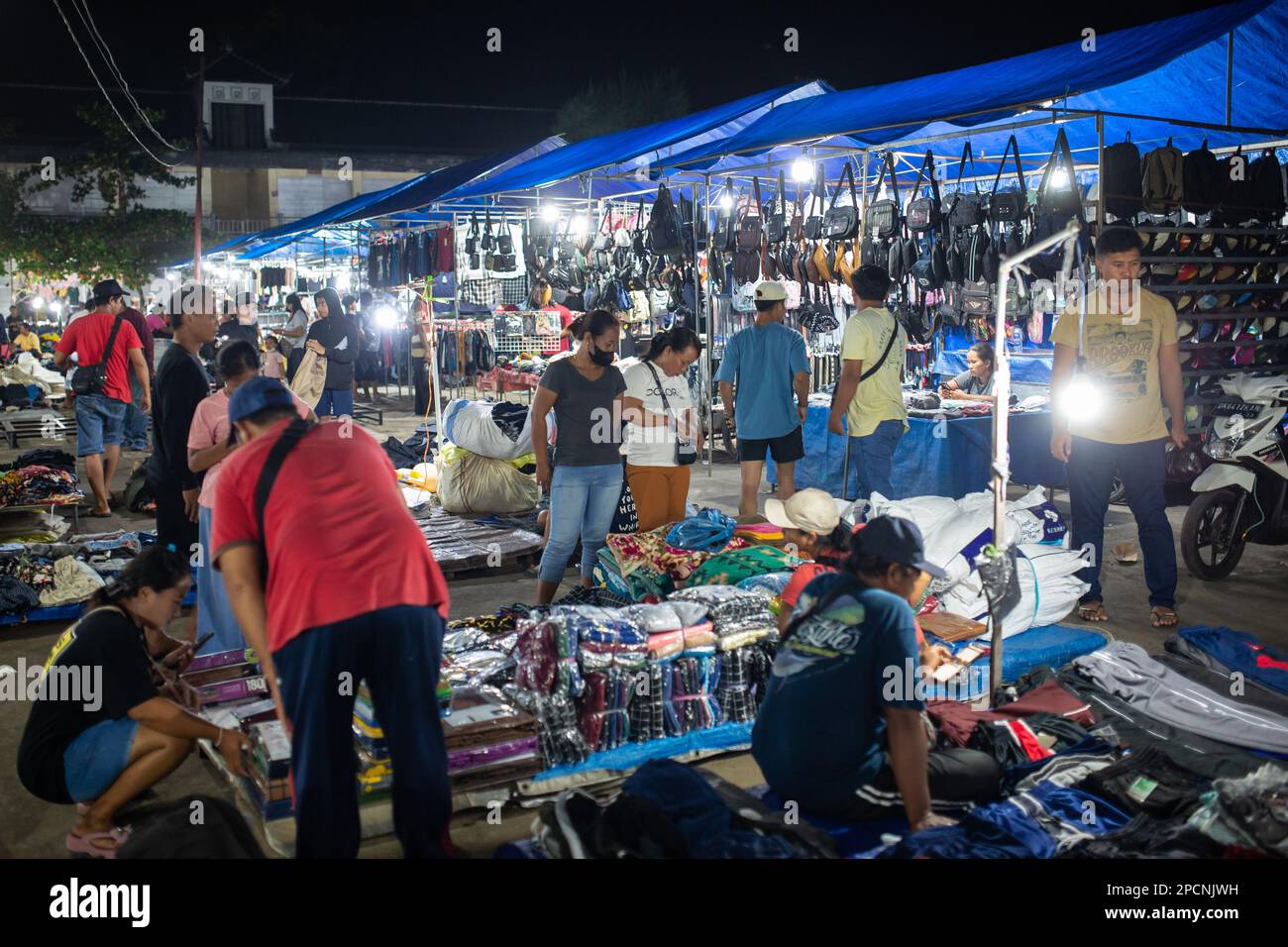 Bali, Indonesien - 11. März 2023: Menschen auf dem Nachtmarkt in Bali, Indonesien. Stockfoto